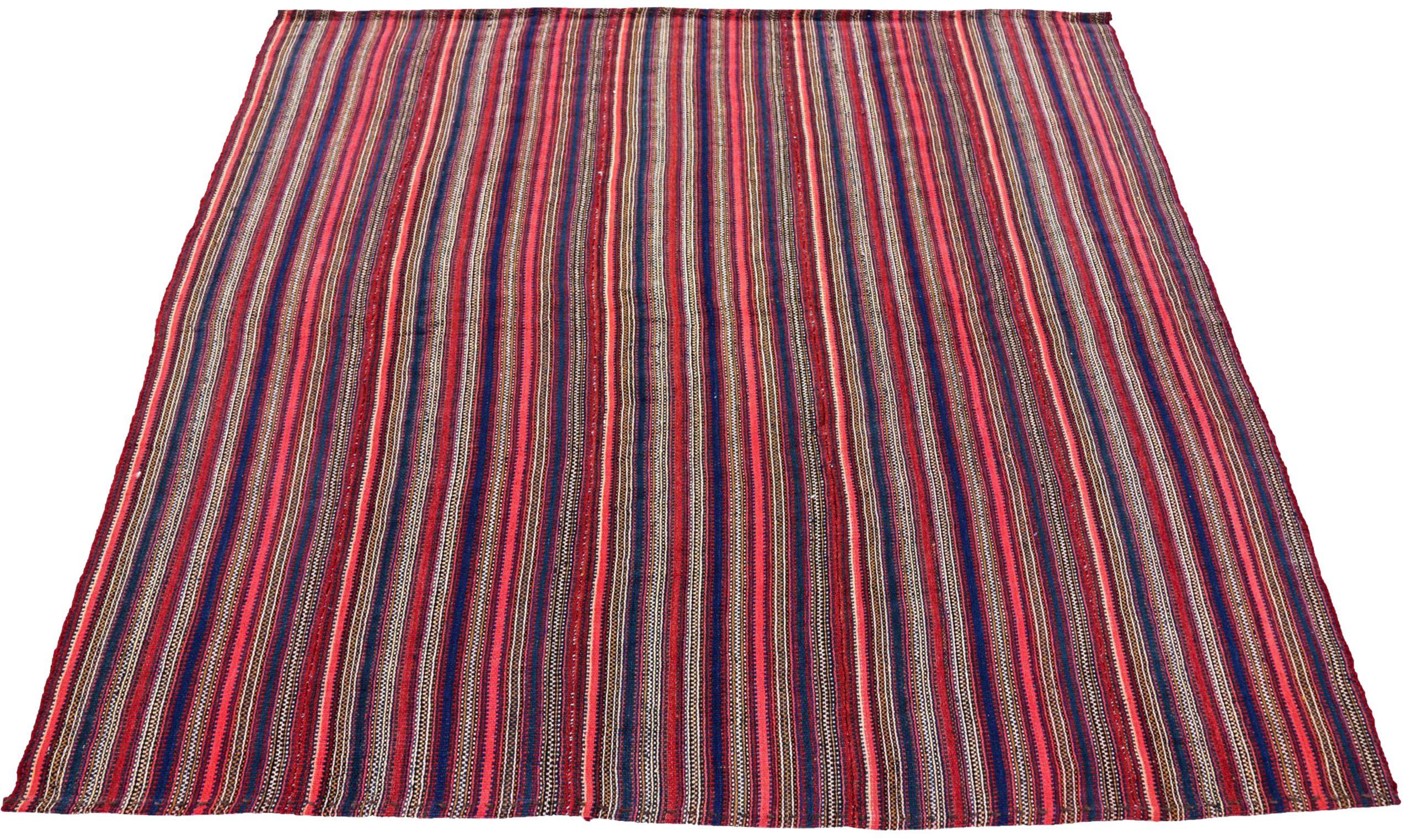 Scopri l'eleganza dei tappeti persiani Jajim quadrati del 1910. Progettato con lana e avorio, questo design esclusivo è perfetto per valorizzare il tuo spazio.