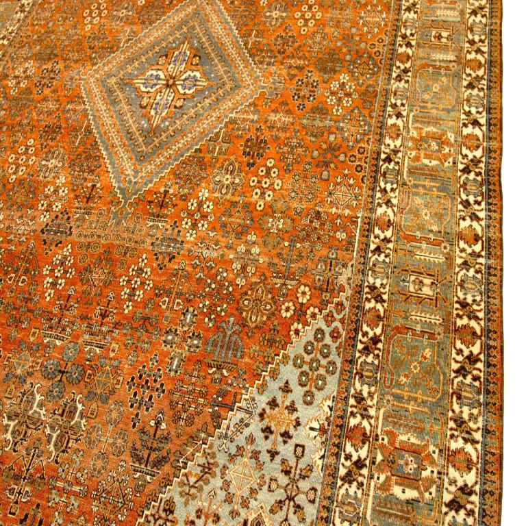 Entdecken Sie die Eleganz des persischen Joshagan mit Teppichen aus der Zeit um 1880. Dieses exklusive Design aus Wolle und Blau-Elfenbein-Orange ist perfekt, um Ihren Raum zu verschönern.
