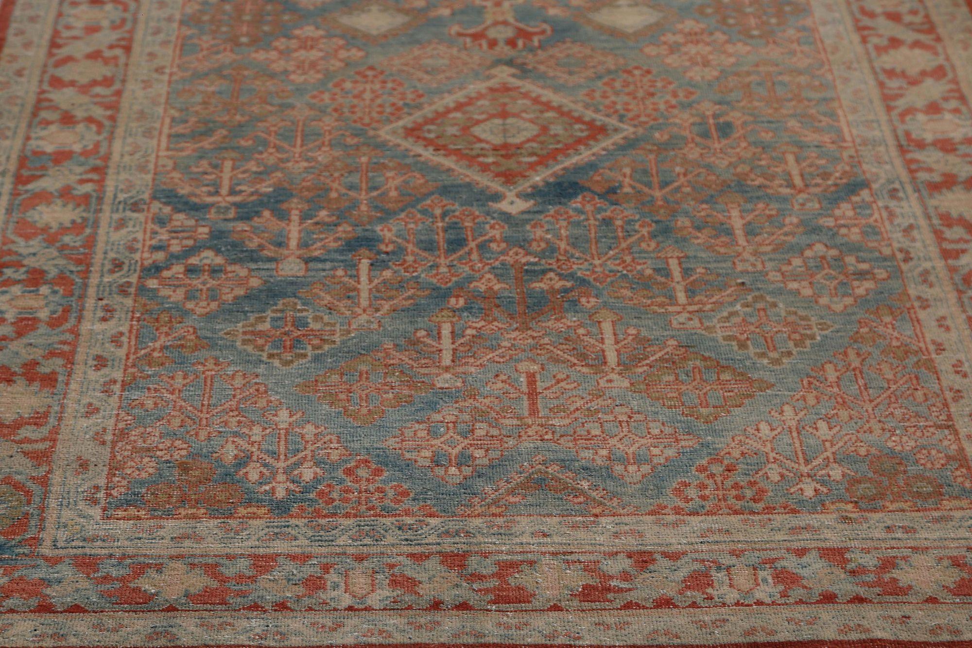 Entdecken Sie die Eleganz des persischen Joshagan mit Teppichen aus der Zeit um 1910. Dieses exklusive Design mit Wolle und BlueRed ist perfekt, um Ihren Raum zu verschönern.
