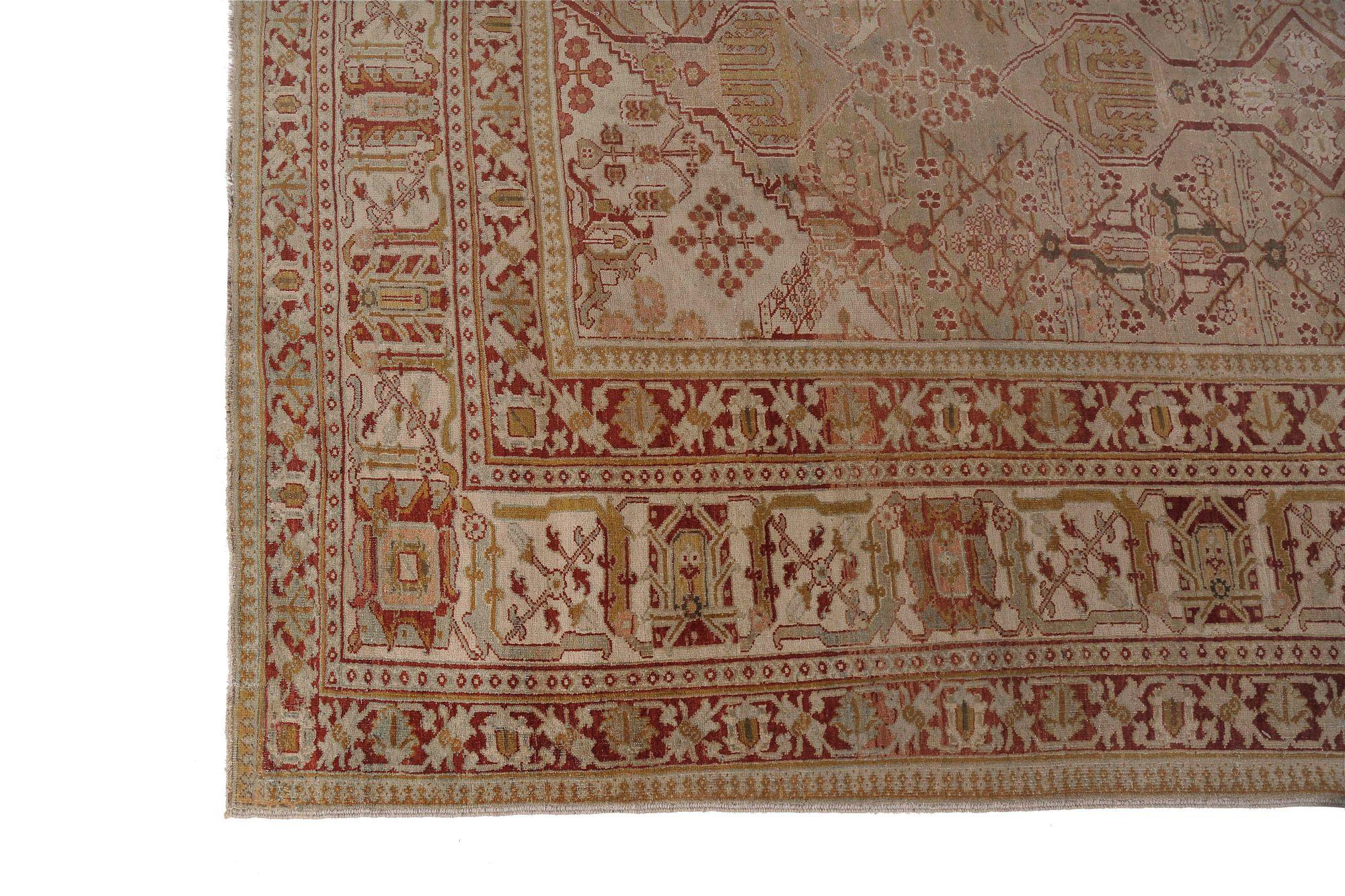 Découvrez l'élégance de l'Eleg persan avec des tapis de zone datant de 1940. Conçu avec de la laine et du RedTaupe, ce design exclusif est parfait pour mettre en valeur votre espace.