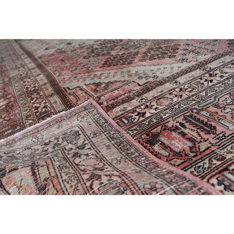 Entdecken Sie die Eleganz des persischen Joshagan mit dem Over Size Rug von CIRCA 1910. Dieses exklusive Design aus Wolle und Elfenbeinrosa ist perfekt, um Ihren Raum zu verschönern.