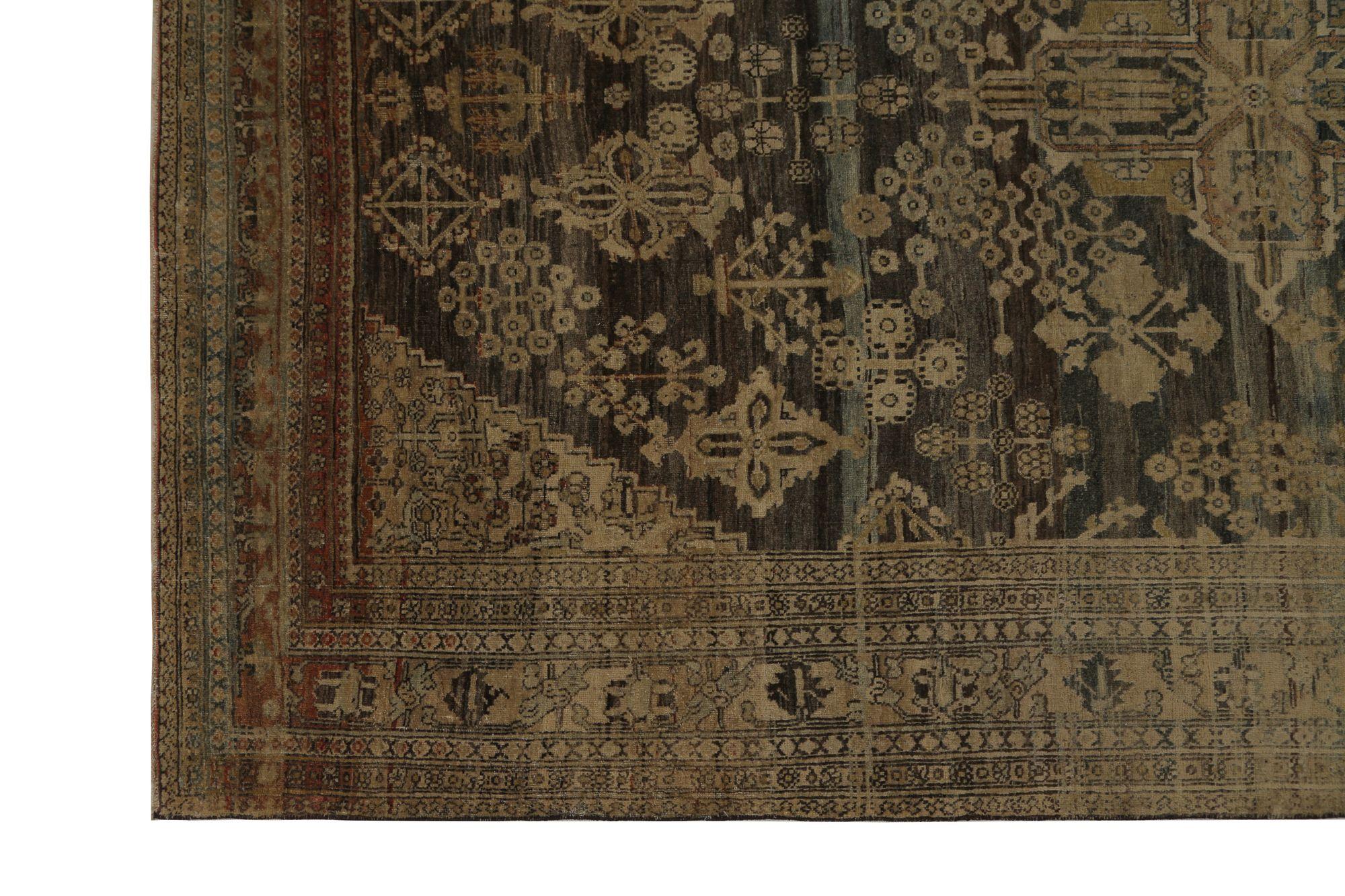 Scopri l'eleganza del Tappeto persiano Joshagan con il Tappeto piccolo del 1910 circa. Progettato con Lana e Marrone-Taupe, questo design esclusivo è perfetto per valorizzare il tuo spazio.