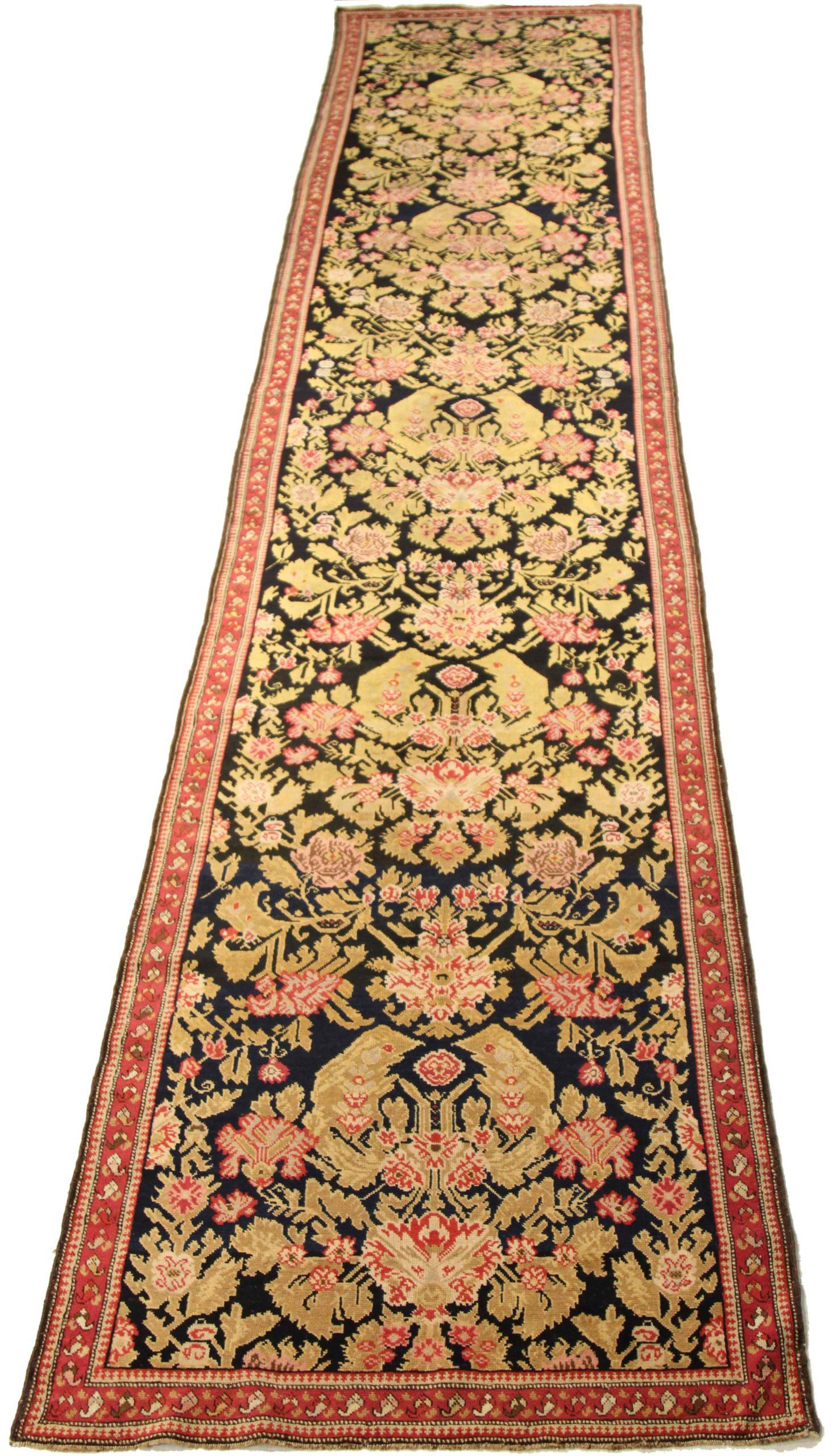 Entdecken Sie die Eleganz des persischen Karabagh mit dem Läufer von CIRCA 1880. Dieses exklusive Design, das mit viel Liebe zum Detail entworfen wurde, ist perfekt, um Ihren Raum zu verschönern.