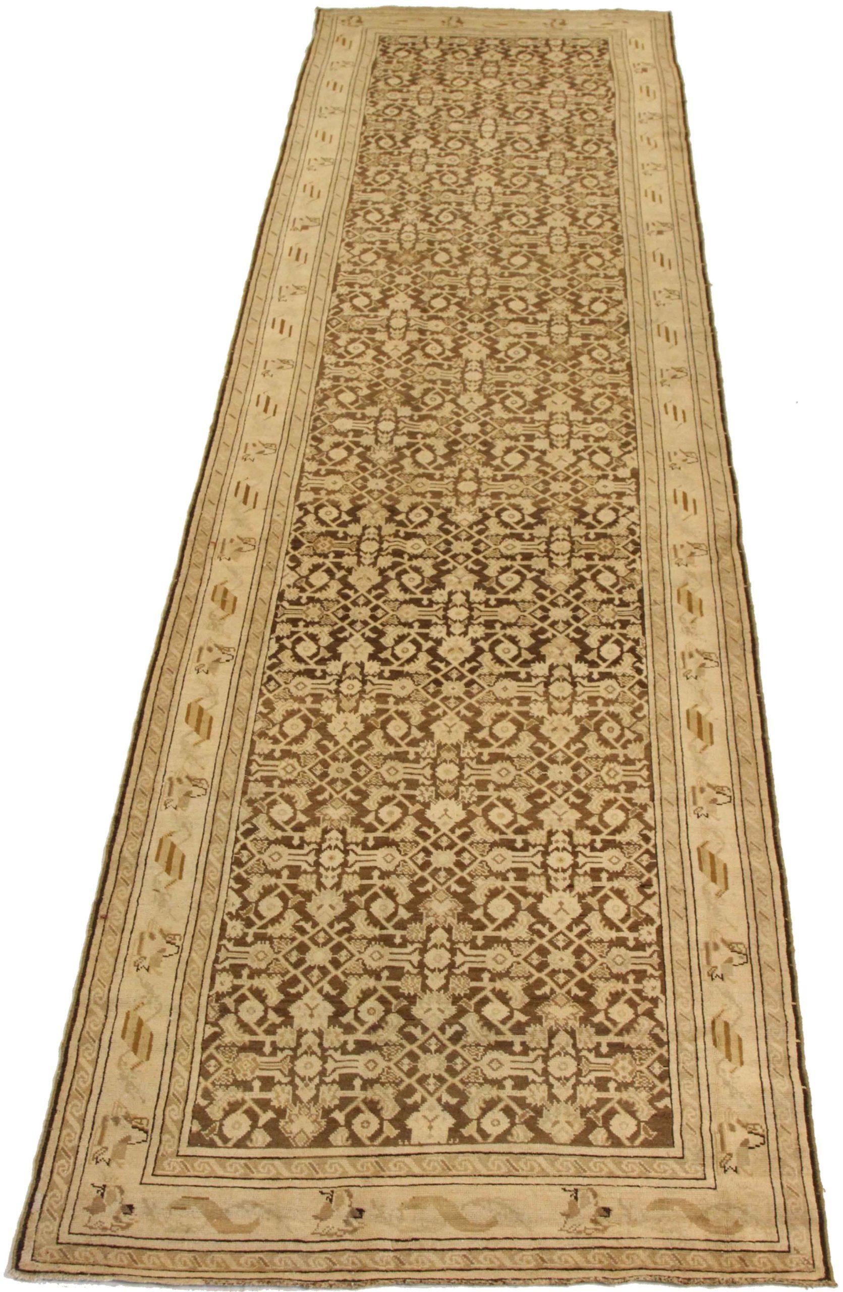 Entdecken Sie die Eleganz des persischen Karabagh mit dem Läufer von CIRCA 1880. Dieses exklusive Design aus Wolle und Braun-Elfenbein ist perfekt, um Ihren Raum zu verschönern.