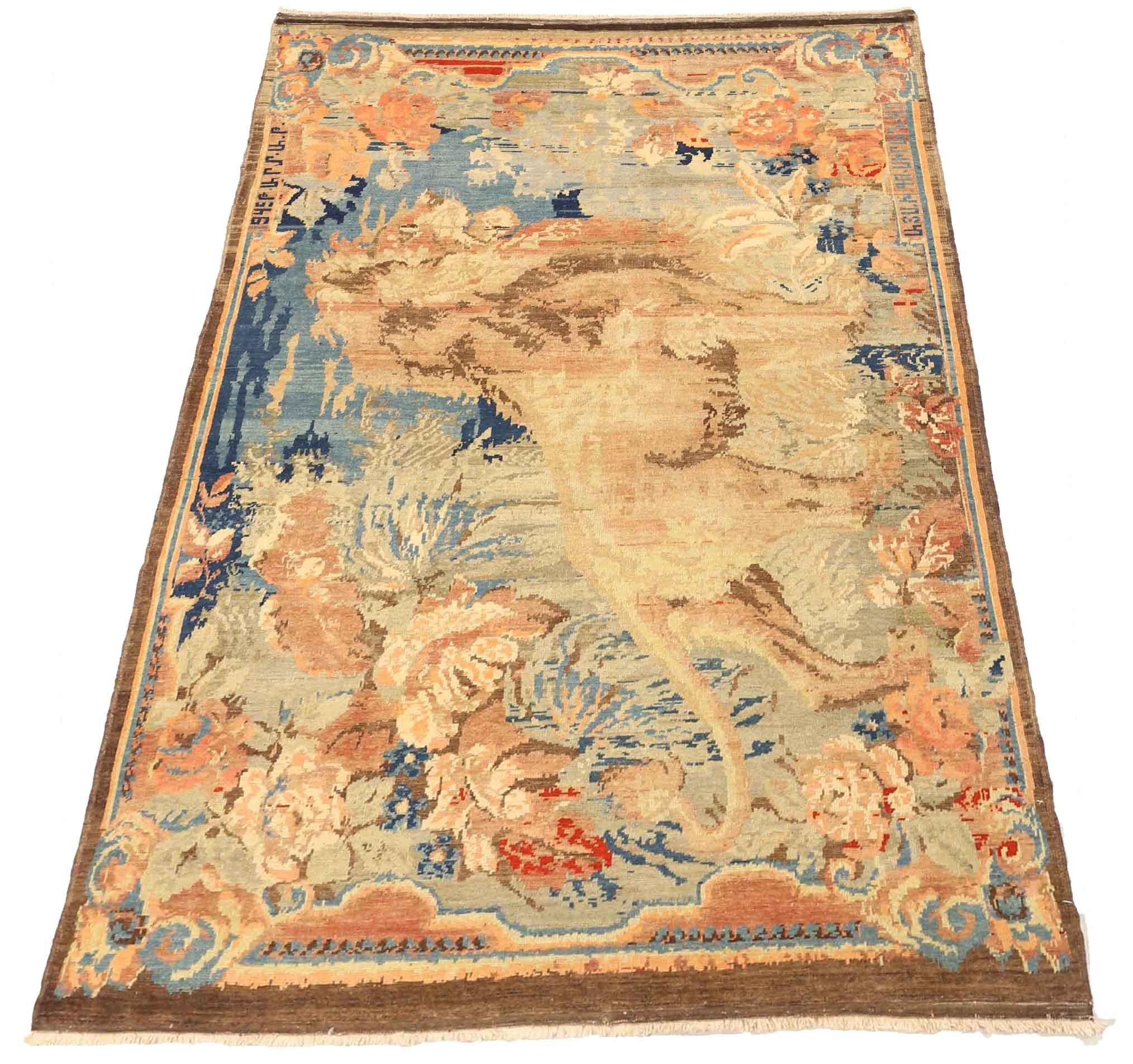 Scopri l'eleganza del tappeto persiano Karabagh di piccole dimensioni del 1880. Progettato con lana e blu-marrone-avorio-rosa, questo design esclusivo è perfetto per valorizzare il tuo spazio.
