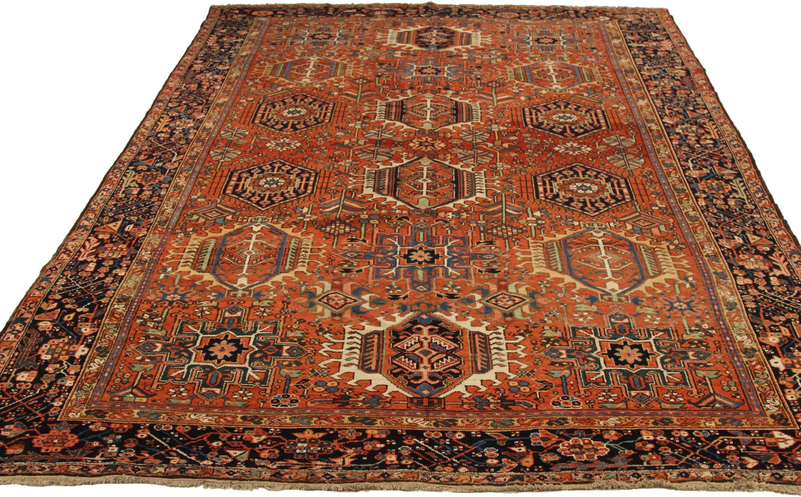Scopri l'eleganza dei tappeti persiani Karajeh, caratterizzati da tappeti d'area CIRCA del 1910. Progettato con lana e avorio e blu-rosso, questo design esclusivo è perfetto per valorizzare il tuo spazio.