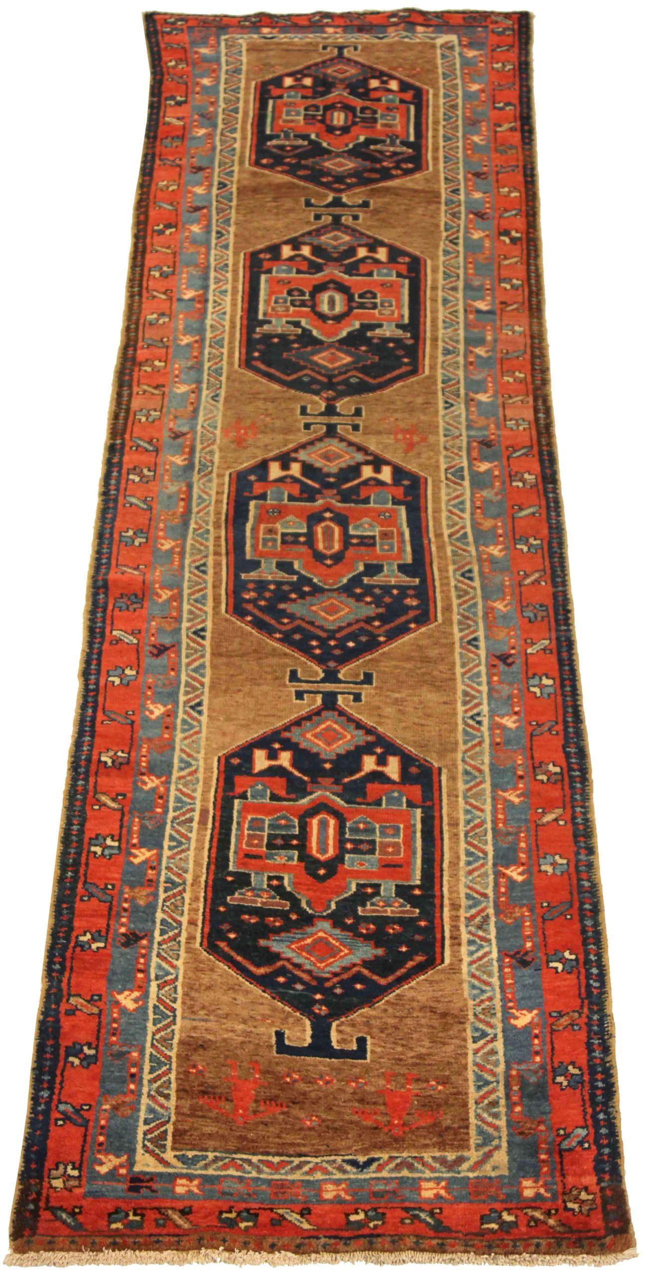 Scopri l'eleganza del tappeto persiano Karajeh caratterizzato da Runner Rug di CIRCA 1910. Progettato con lana e BlueBrownRed, questo design esclusivo è perfetto per valorizzare il tuo spazio.