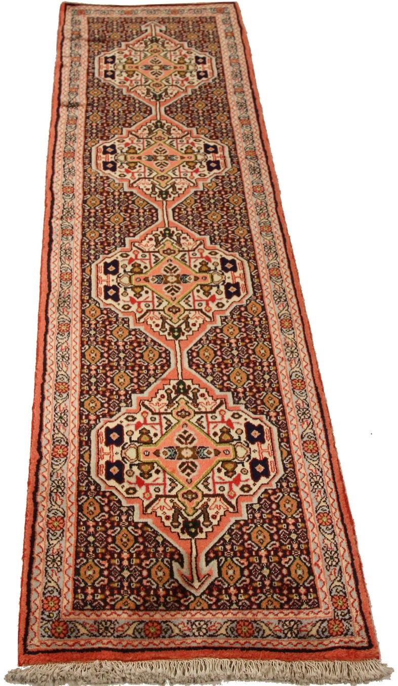 Entdecken Sie die Eleganz des persischen Karajeh-Teppichs mit Läufer aus der Zeit um 1910. Dieses exklusive Design aus Wolle und Blau-Elfenbein-Rot ist perfekt, um Ihren Raum zu verschönern.