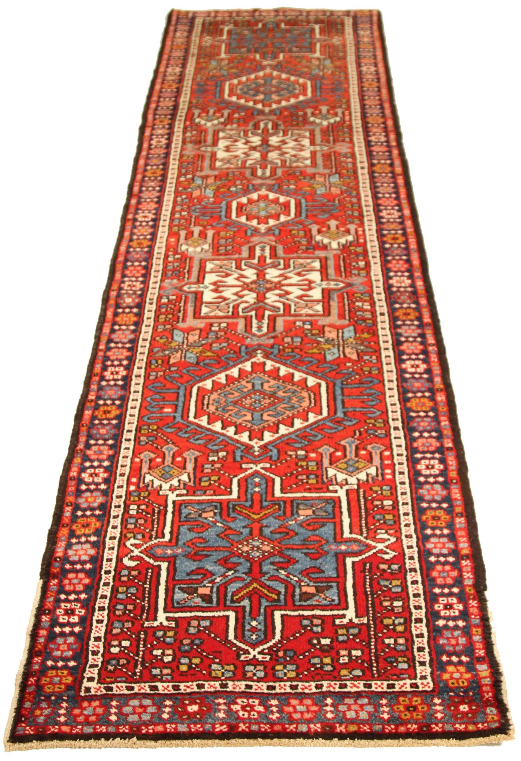 Entdecken Sie die Eleganz des persischen Karajeh-Teppichs mit Läufer aus der Zeit um 1910. Dieses exklusive Design aus Wolle und Blau-Elfenbein-Rot ist perfekt, um Ihren Raum zu verschönern.