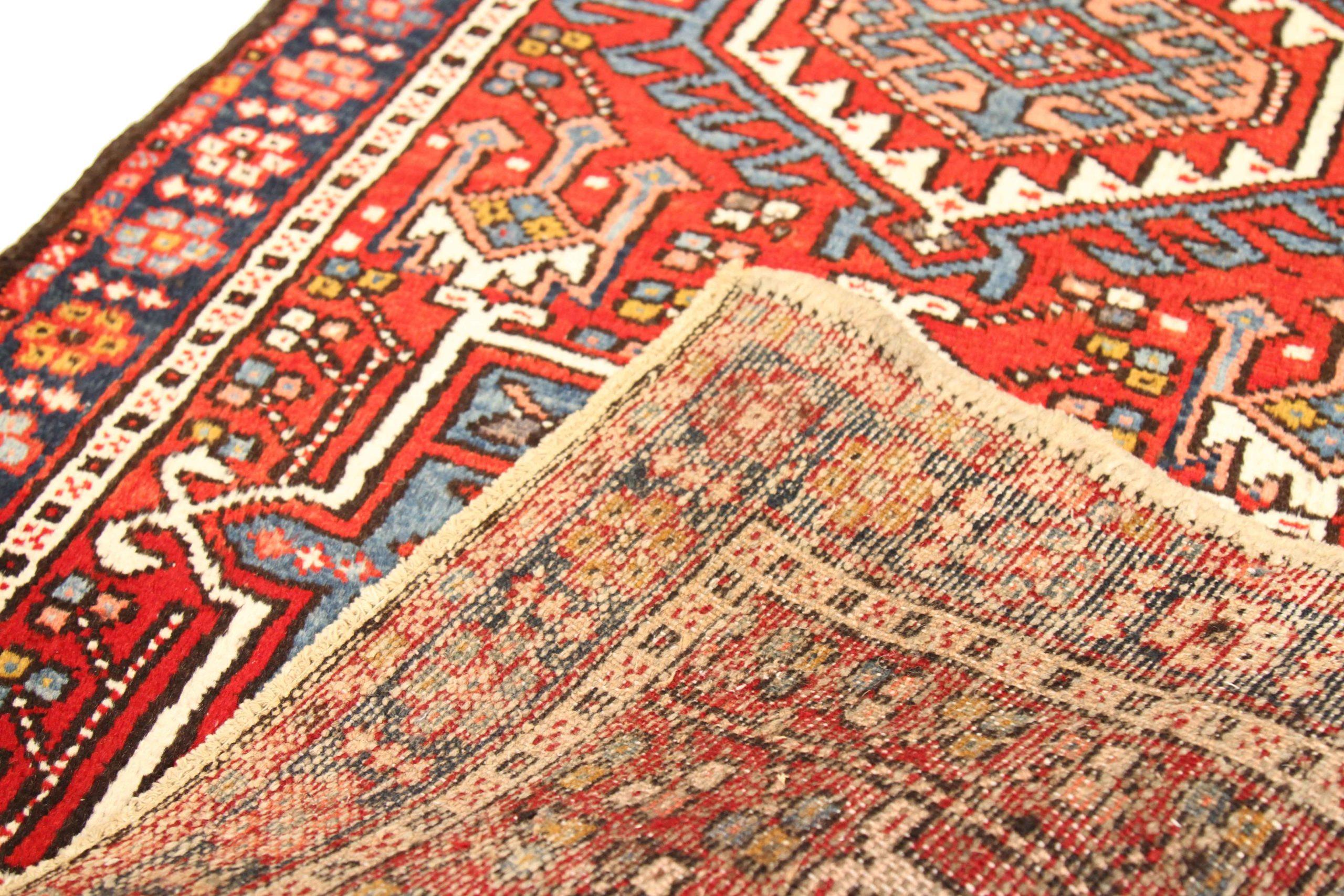 Persischer Karajeh-Läufer Circa 1910 - Wolle Blau Elfenbein Rot Design - 75494 (Asiatisch) im Angebot