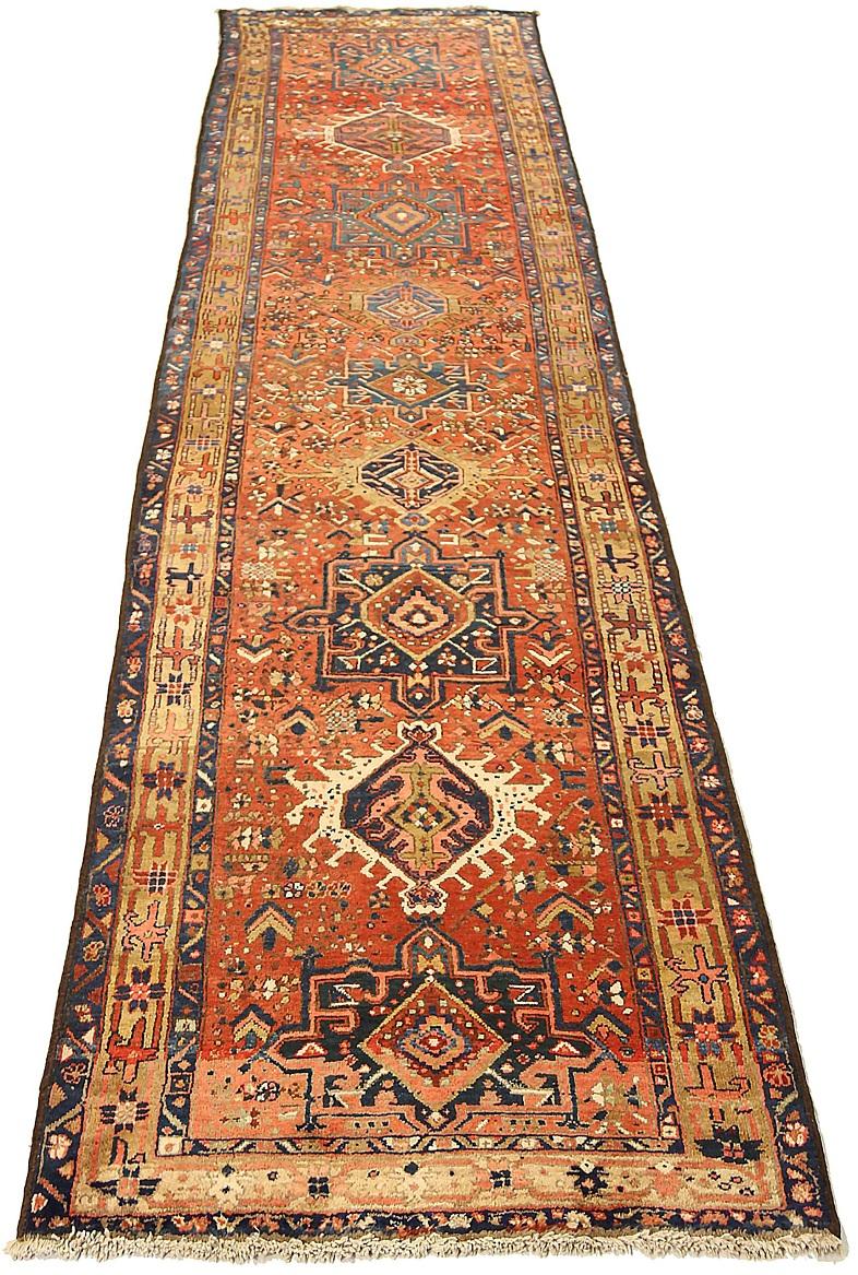 Scopri l'eleganza del tappeto persiano Karajeh caratterizzato da Runner Rug di CIRCA 1910. Progettato con lana e BlueRedYellow, questo design esclusivo è perfetto per valorizzare il tuo spazio.