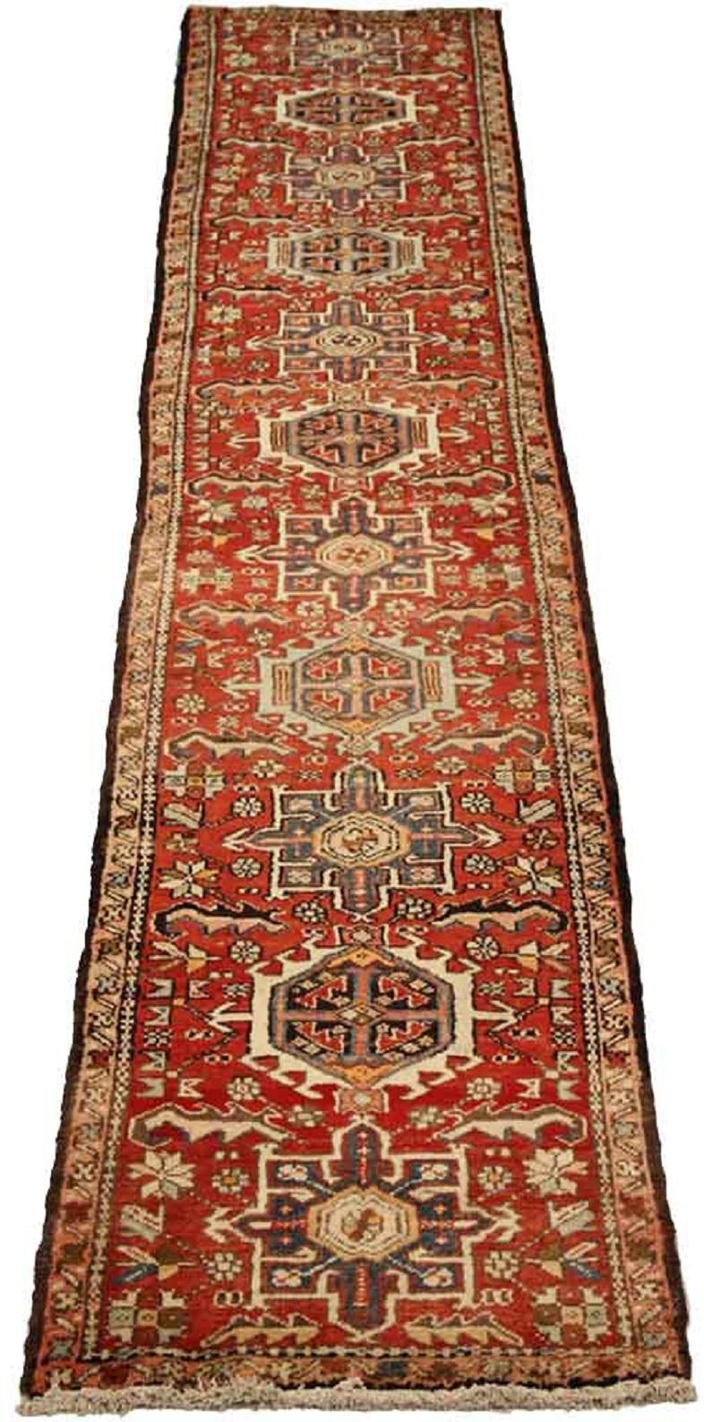Entdecken Sie die Eleganz des persischen Karajeh-Teppichs mit Läufer aus der Zeit um 1910. Dieses exklusive Design aus Wolle und Braun-Elfenbein-Rot ist perfekt, um Ihren Raum zu verschönern.