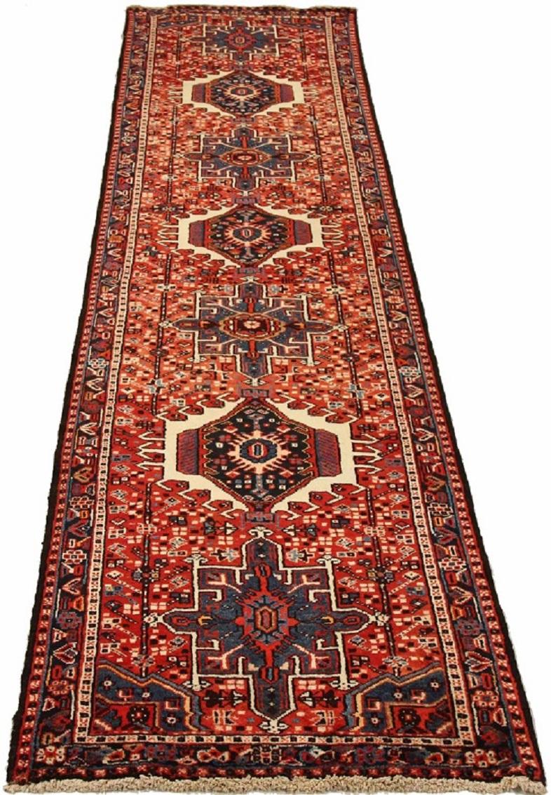 Scopri l'eleganza del tappeto persiano Karajeh caratterizzato da Runner Rug di CIRCA 1910. Progettato con lana e avorio e blu-rosso, questo design esclusivo è perfetto per valorizzare il tuo spazio.