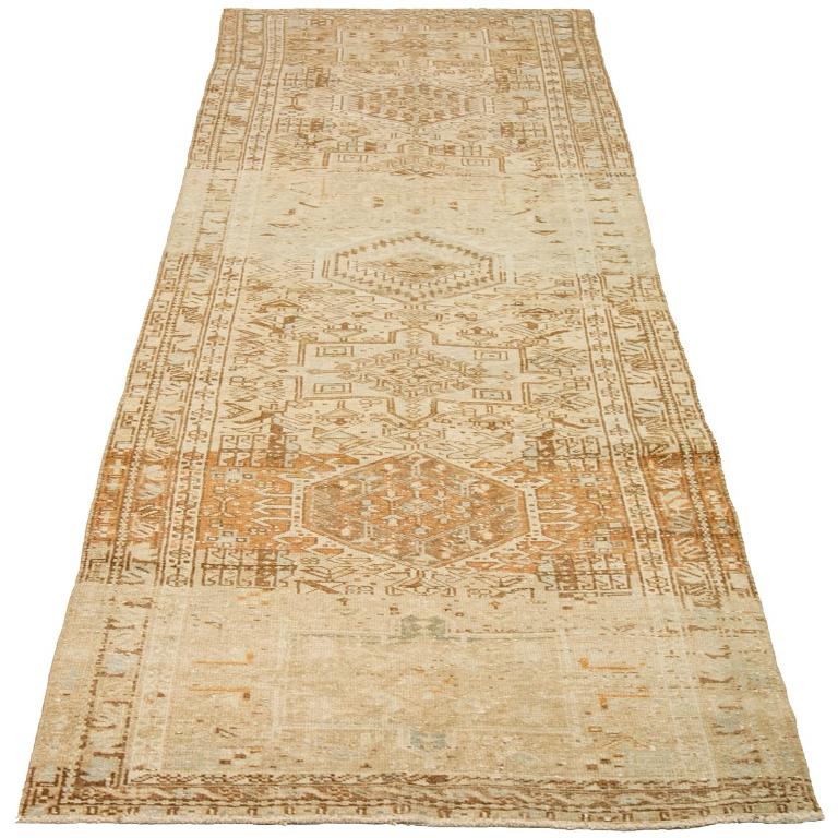 Entdecken Sie die Eleganz des persischen Karajeh-Teppichs mit Läufer aus der Zeit um 1940. Dieses exklusive Design aus Wolle und Braun-Elfenbein ist perfekt, um Ihren Raum zu verschönern.