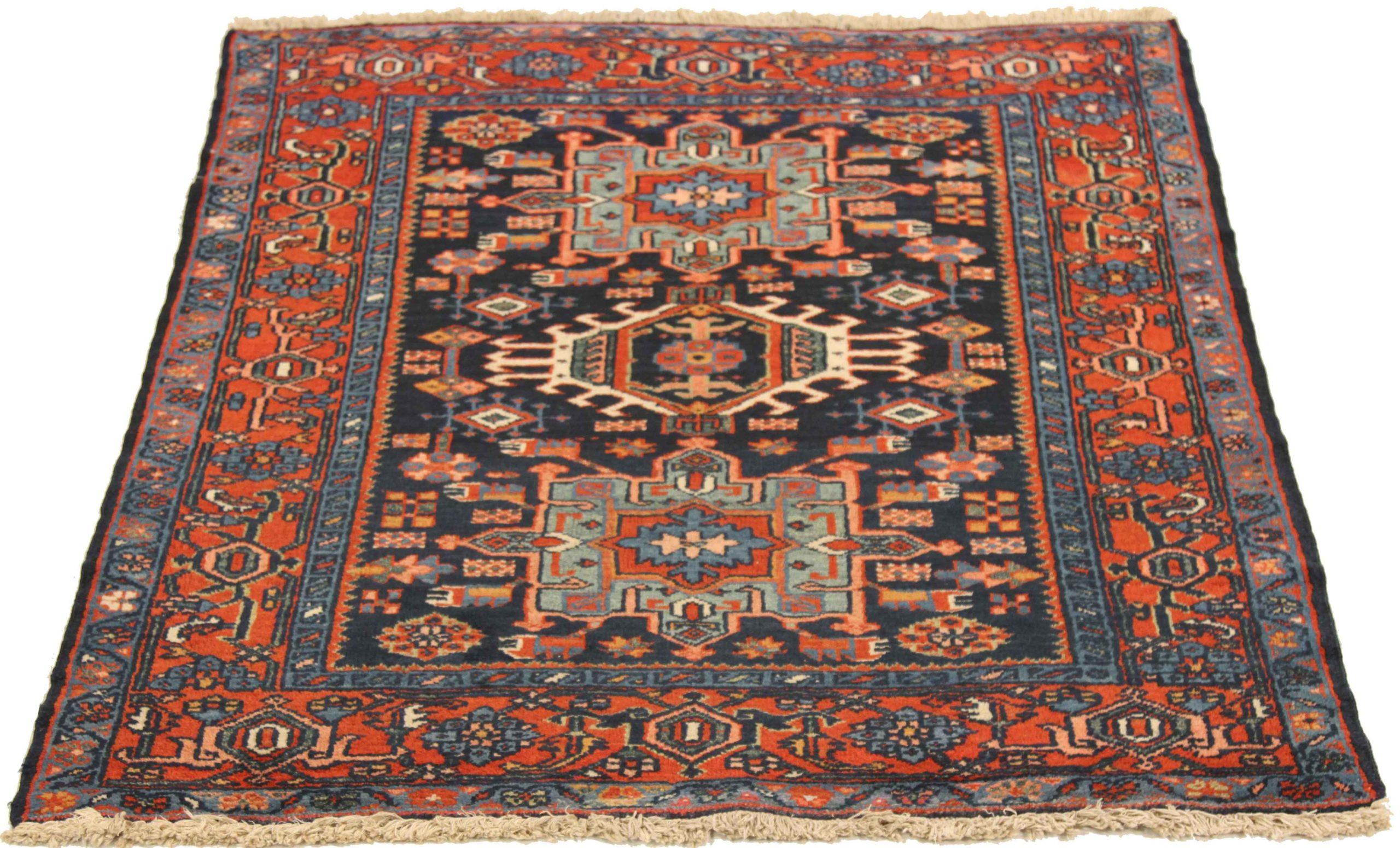 Entdecken Sie die Eleganz des persischen Karajeh mit dem kleinen Teppich CIRCA 1910. Dieses exklusive Design aus Wolle und BlauMarineblauRot ist perfekt, um Ihren Raum aufzuwerten.