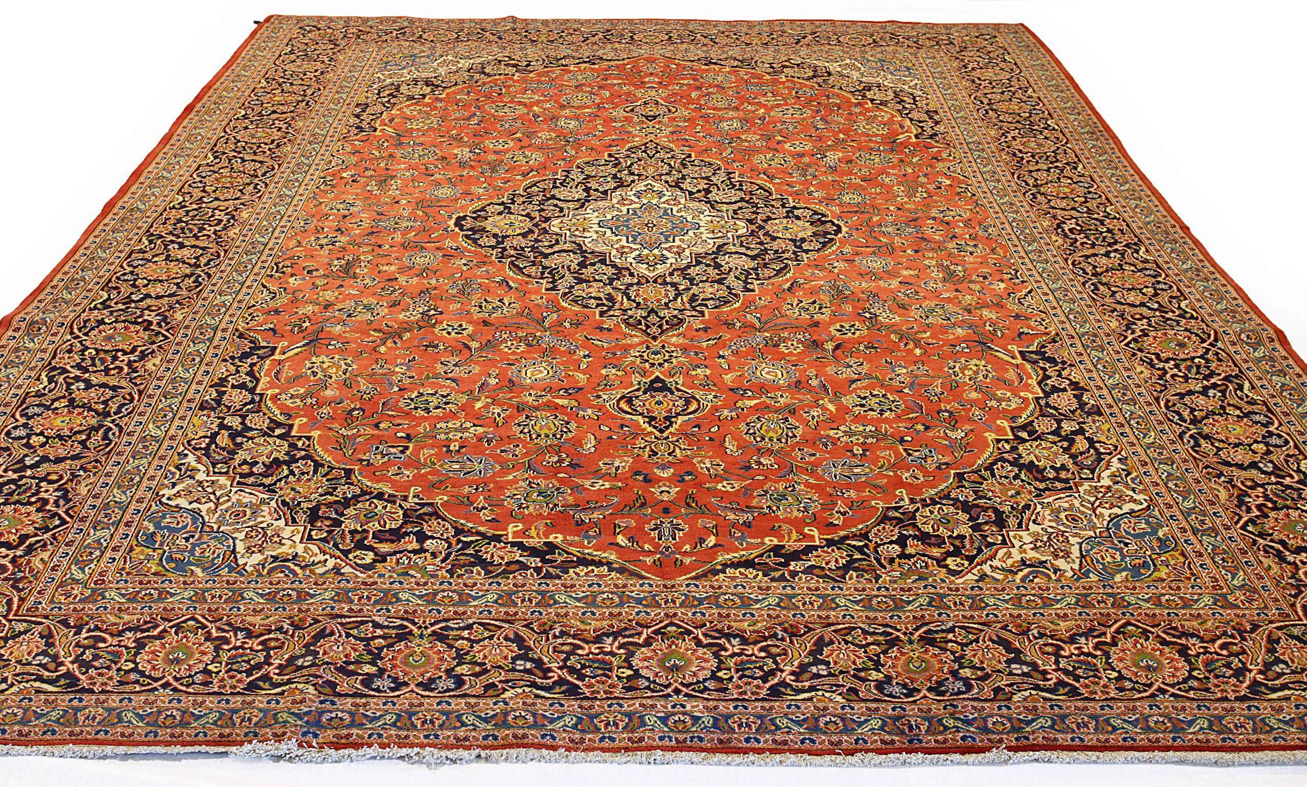 Scopri l'eleganza dei tappeti persiani Kashan, caratterizzati da un'area CIRCA del 1880. Progettato con una meticolosa attenzione ai dettagli, questo design esclusivo è perfetto per valorizzare il tuo spazio.