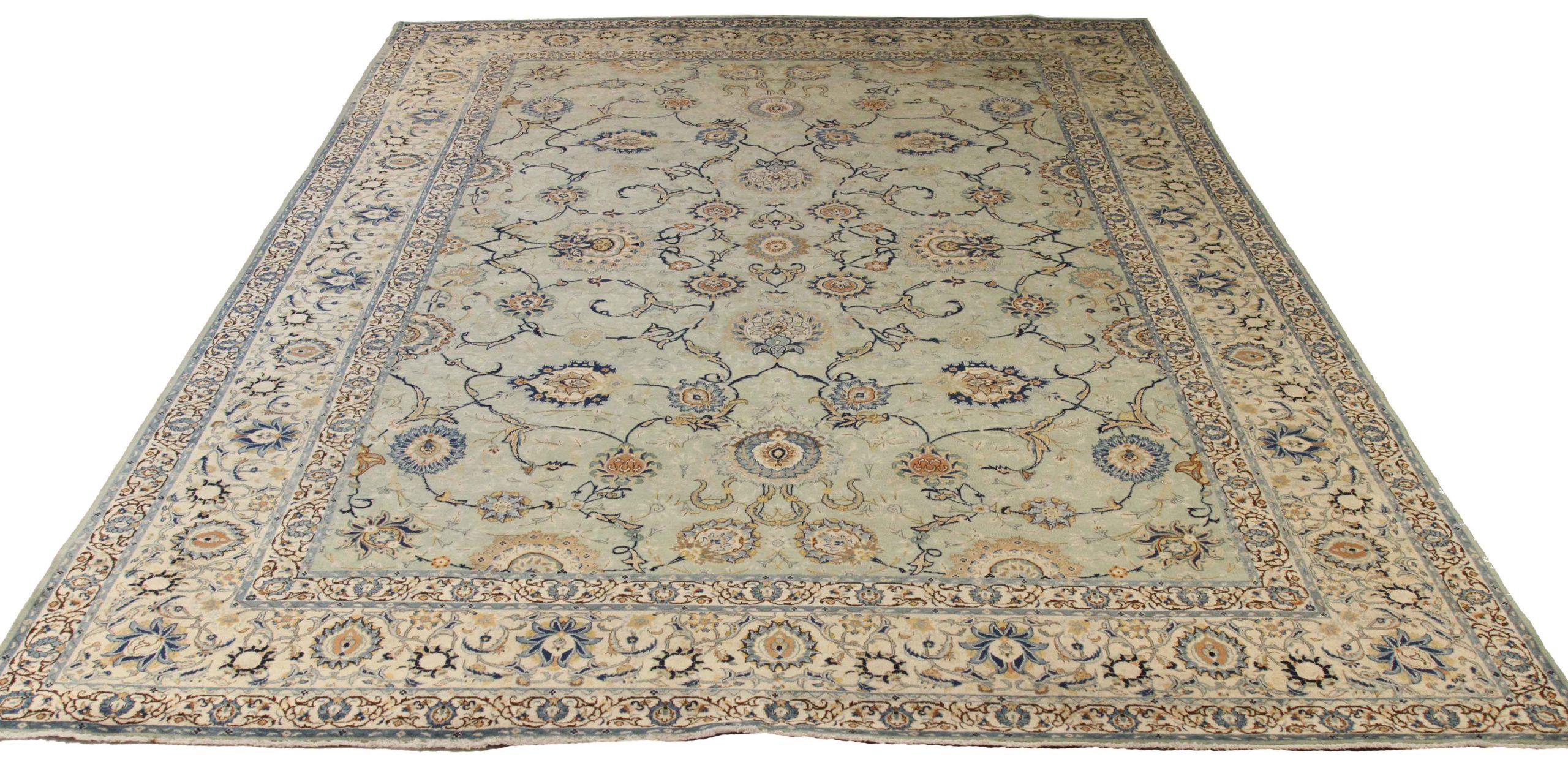 Entdecken Sie die Eleganz des persischen Kashan mit Teppichen von CIRCA 1880. Dieses exklusive Design, das mit viel Liebe zum Detail entworfen wurde, ist perfekt, um Ihren Raum zu verschönern.