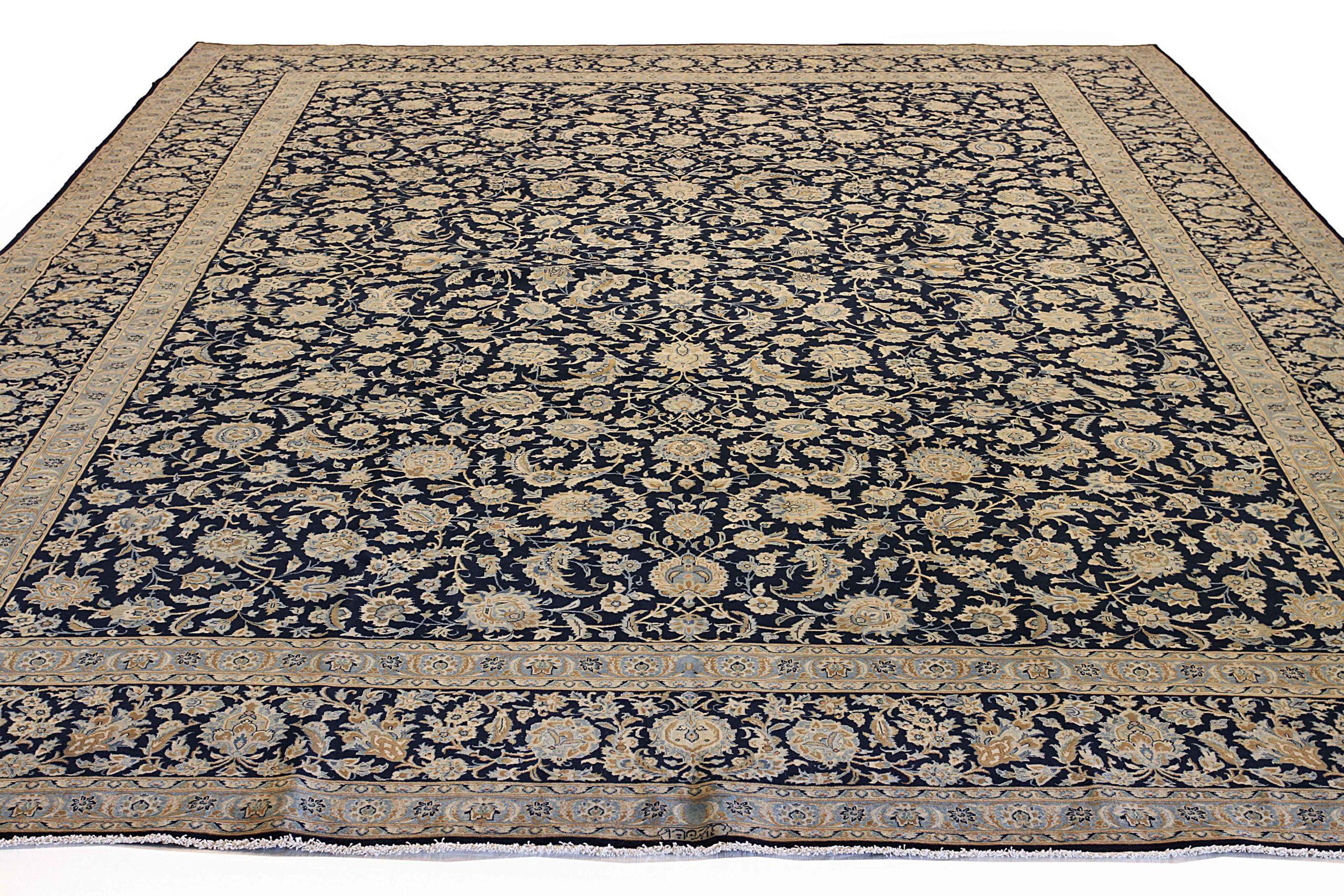 Scopri l'eleganza dei tappeti persiani Kashan, caratterizzati da un'area CIRCA del 1880. Progettato con una meticolosa attenzione ai dettagli, questo design esclusivo è perfetto per valorizzare il tuo spazio.