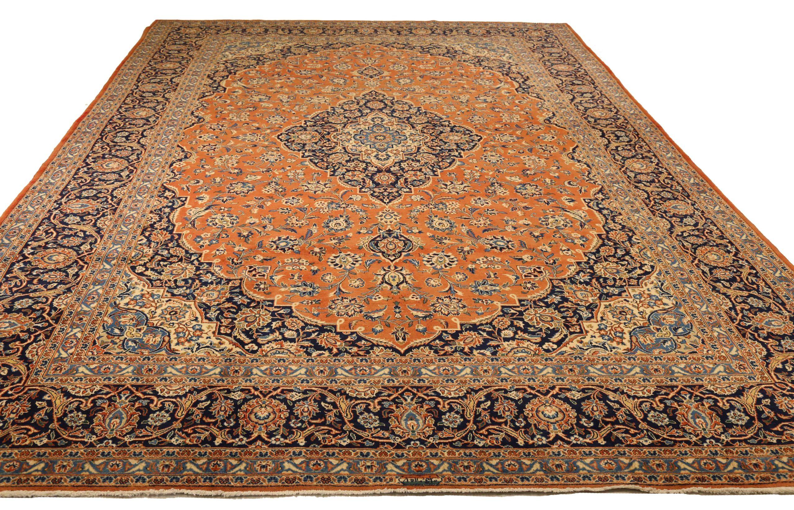 Scopri l'eleganza dei tappeti persiani Kashan, caratterizzati da un'area CIRCA del 1880. Progettato con una meticolosa attenzione ai dettagli, questo design esclusivo è perfetto per valorizzare il tuo spazio.
