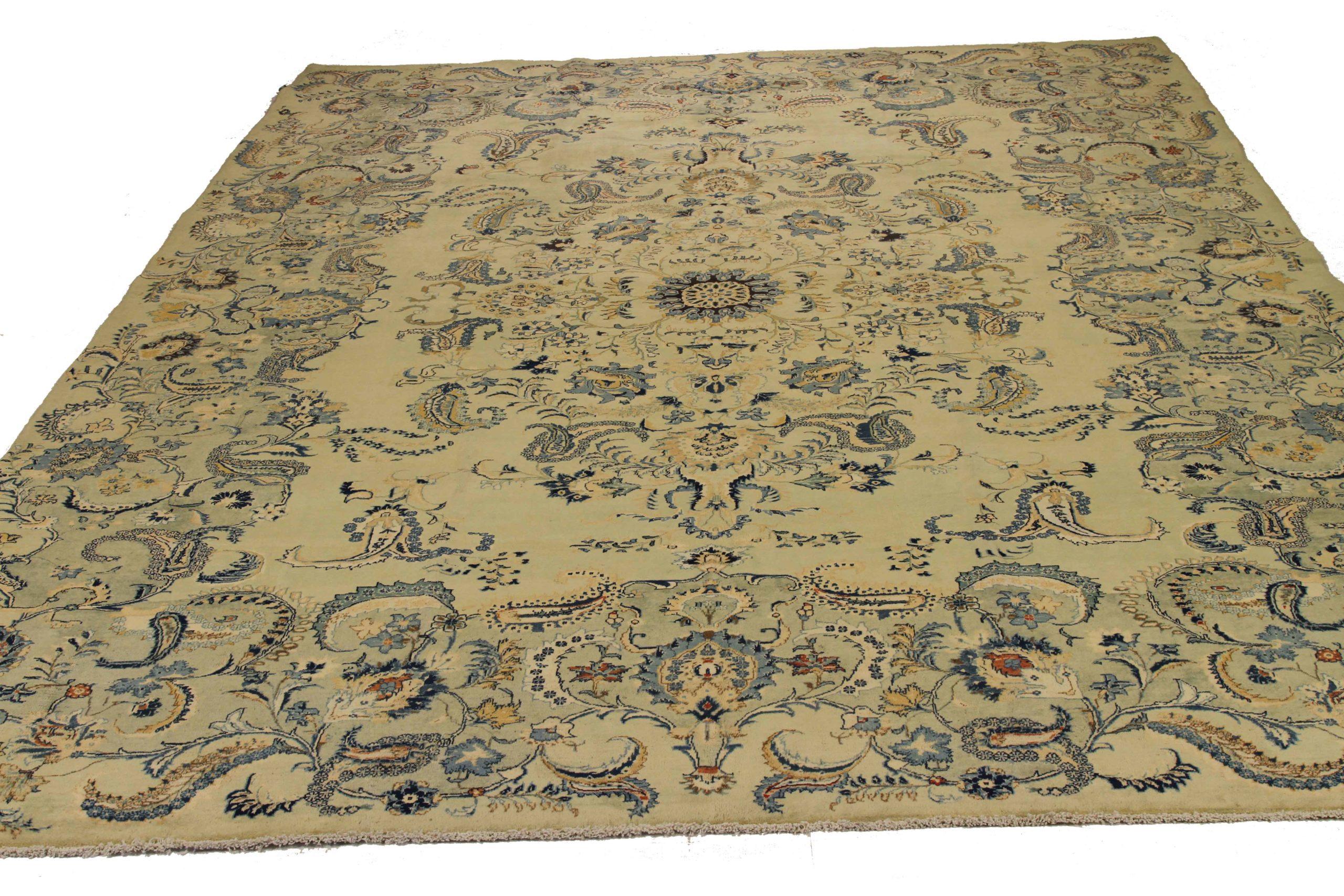 Entdecken Sie die Eleganz des persischen Kashan mit Teppichen von CIRCA 1880. Dieses exklusive Design aus Wolle und Blau-Elfenbein eignet sich perfekt, um Ihren Raum zu verschönern.