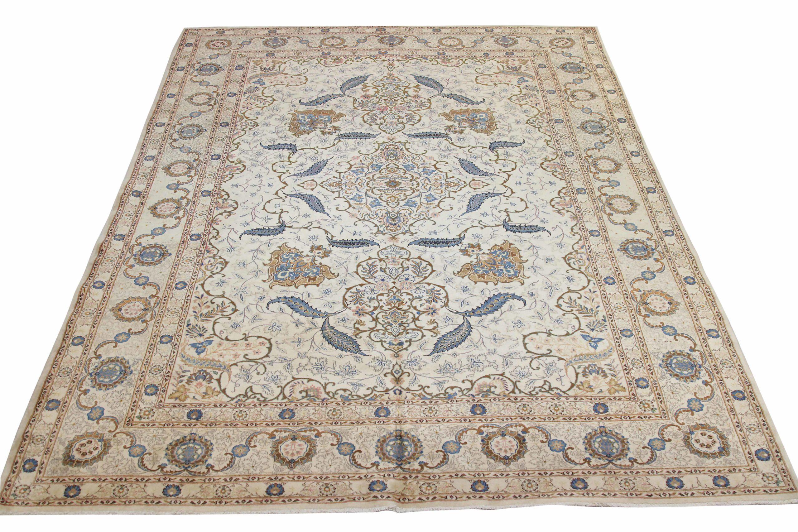 Entdecken Sie die Eleganz des persischen Kashan mit Teppichen von CIRCA 1880. Dieses exklusive Design aus Wolle und Blau-Elfenbein eignet sich perfekt, um Ihren Raum zu verschönern.