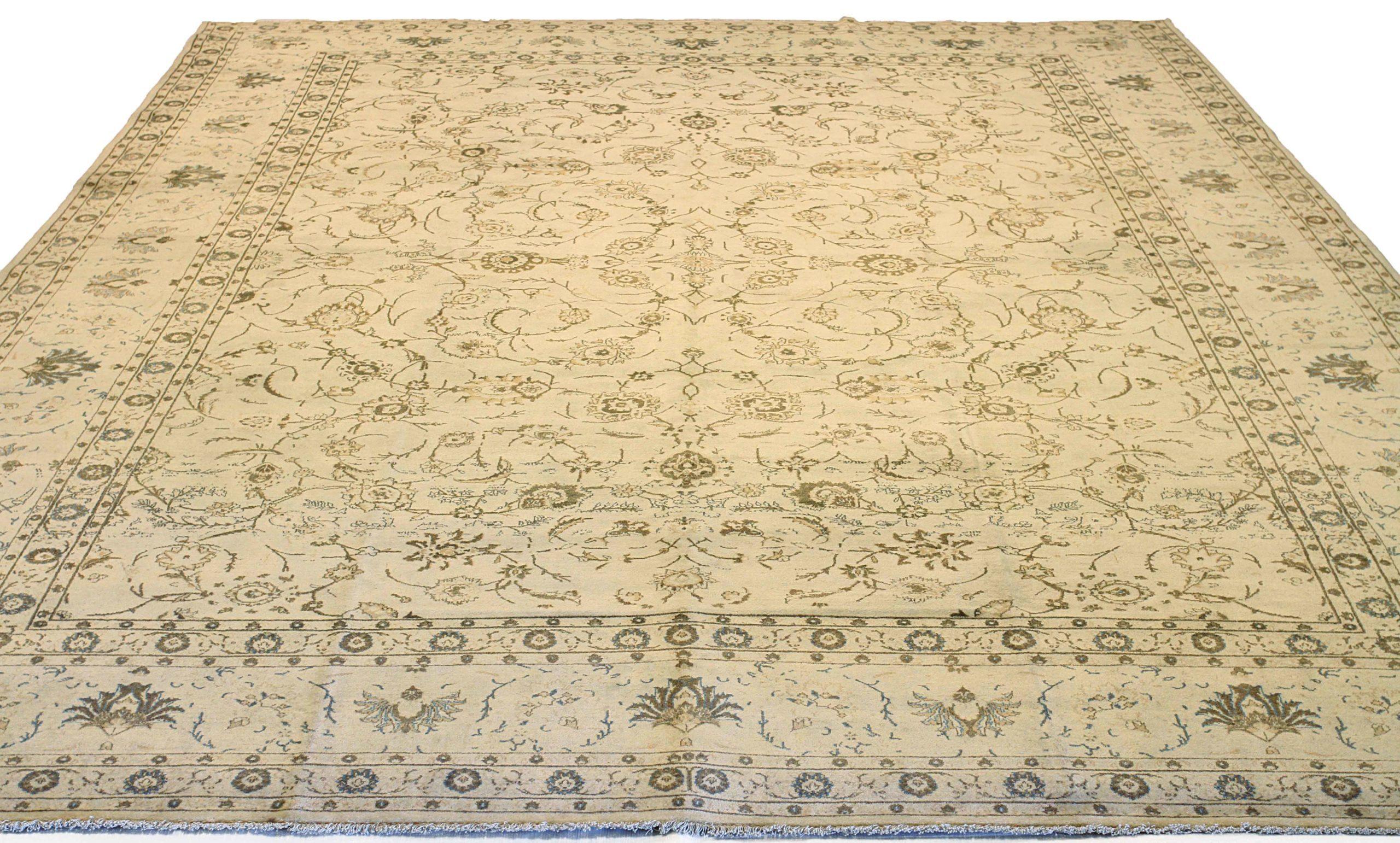 Scopri l'eleganza dei tappeti persiani Kashan, caratterizzati da un'area CIRCA del 1880. Progettato con lana e avorio, questo design esclusivo è perfetto per valorizzare il tuo spazio.