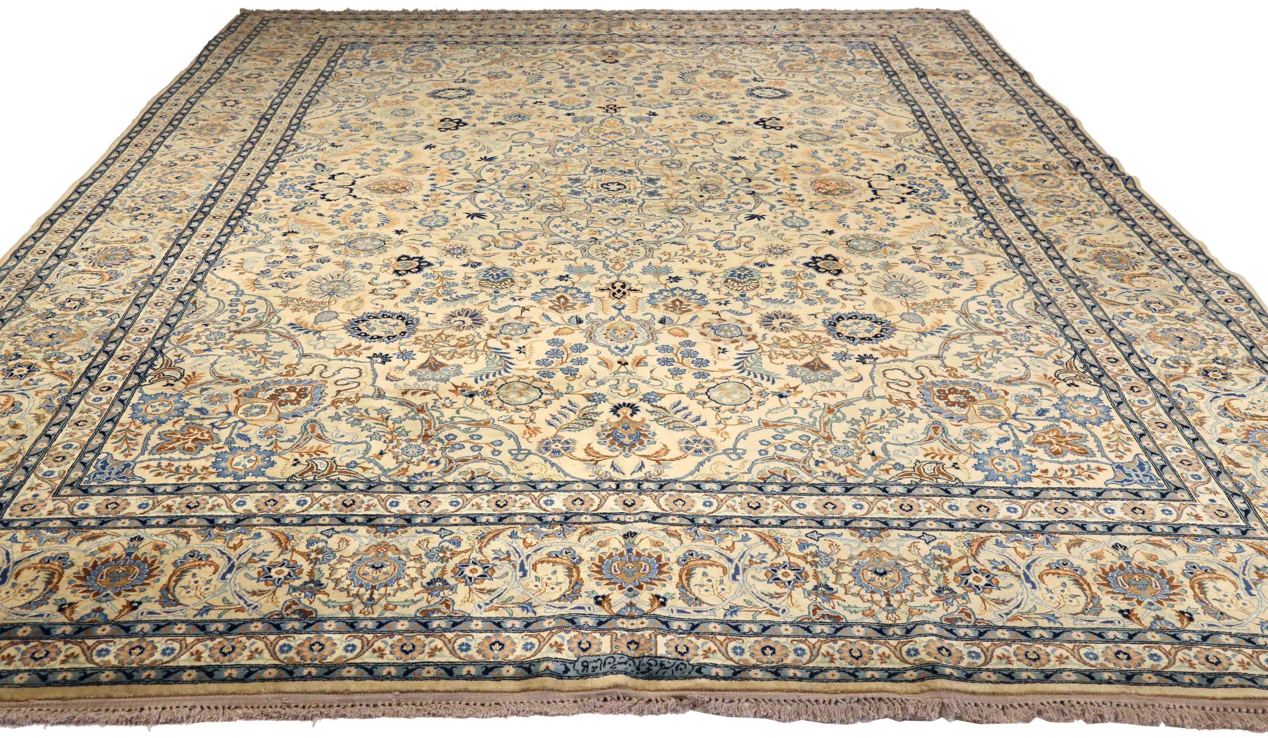Entdecken Sie die Eleganz des persischen Kashan mit Teppichen von CIRCA 1910. Dieses exklusive Design aus Wolle und Blau-Elfenbein eignet sich perfekt, um Ihren Raum zu verschönern.