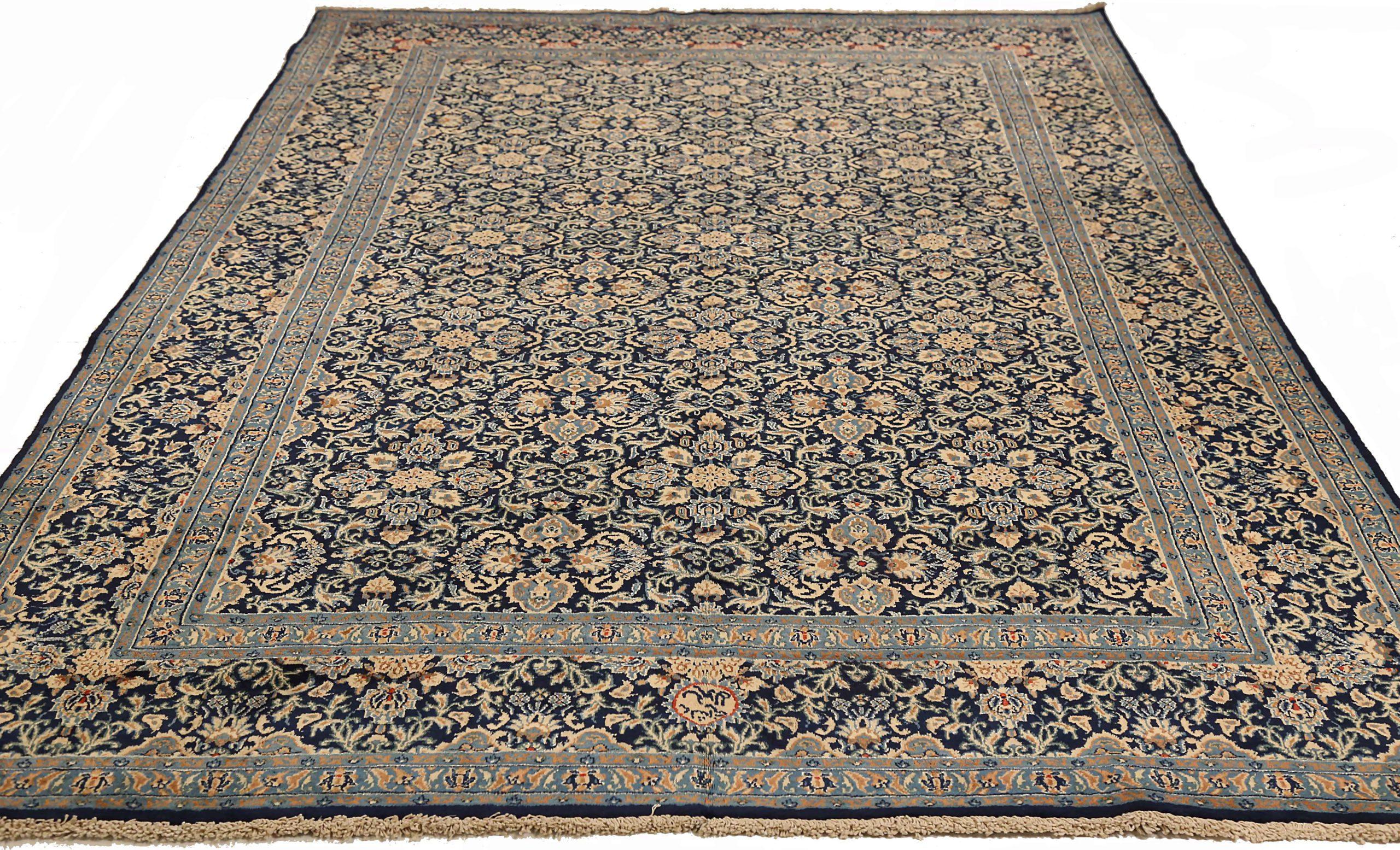 Entdecken Sie die Eleganz des persischen Kashan mit Teppichen von CIRCA 1910. Dieses exklusive Design aus Wolle und BlauElfenbeinMarineblau ist die perfekte Ergänzung für Ihren Raum.