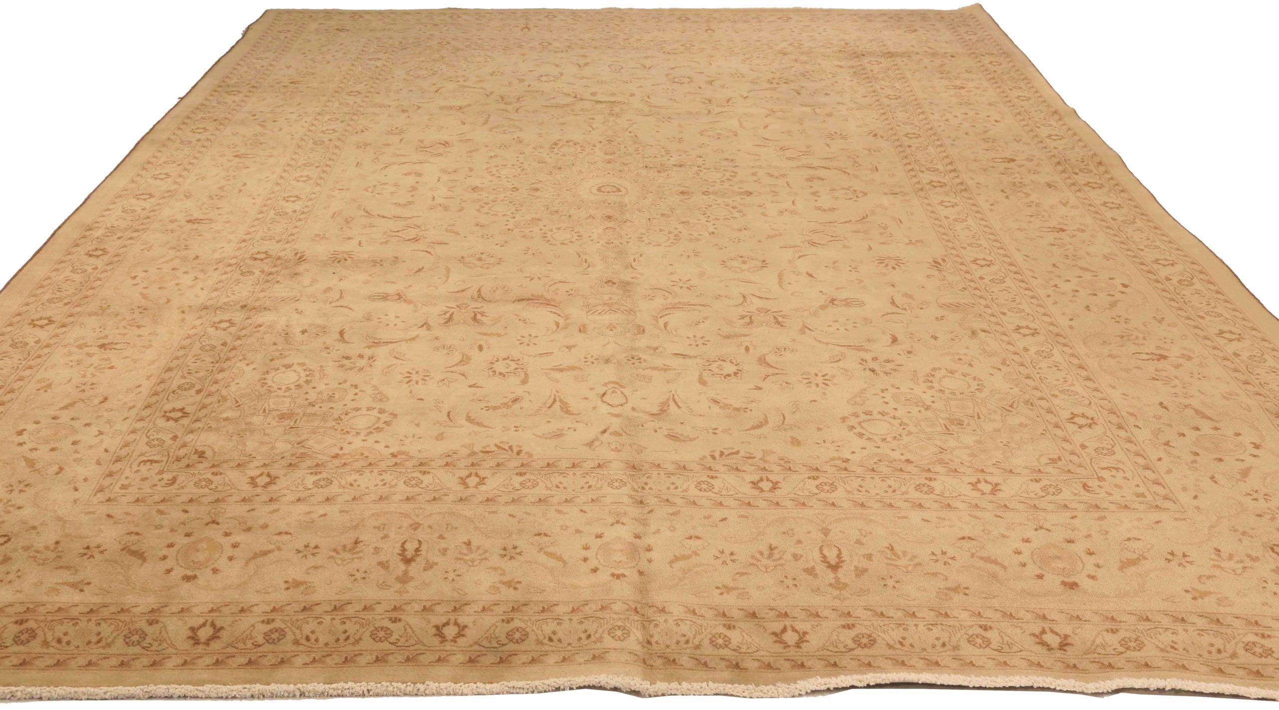 Entdecken Sie die Eleganz des persischen Kashan mit Teppichen von CIRCA 1910. Dieses exklusive Design aus Wolle und Braun-Elfenbein ist perfekt, um Ihren Raum zu verschönern.
