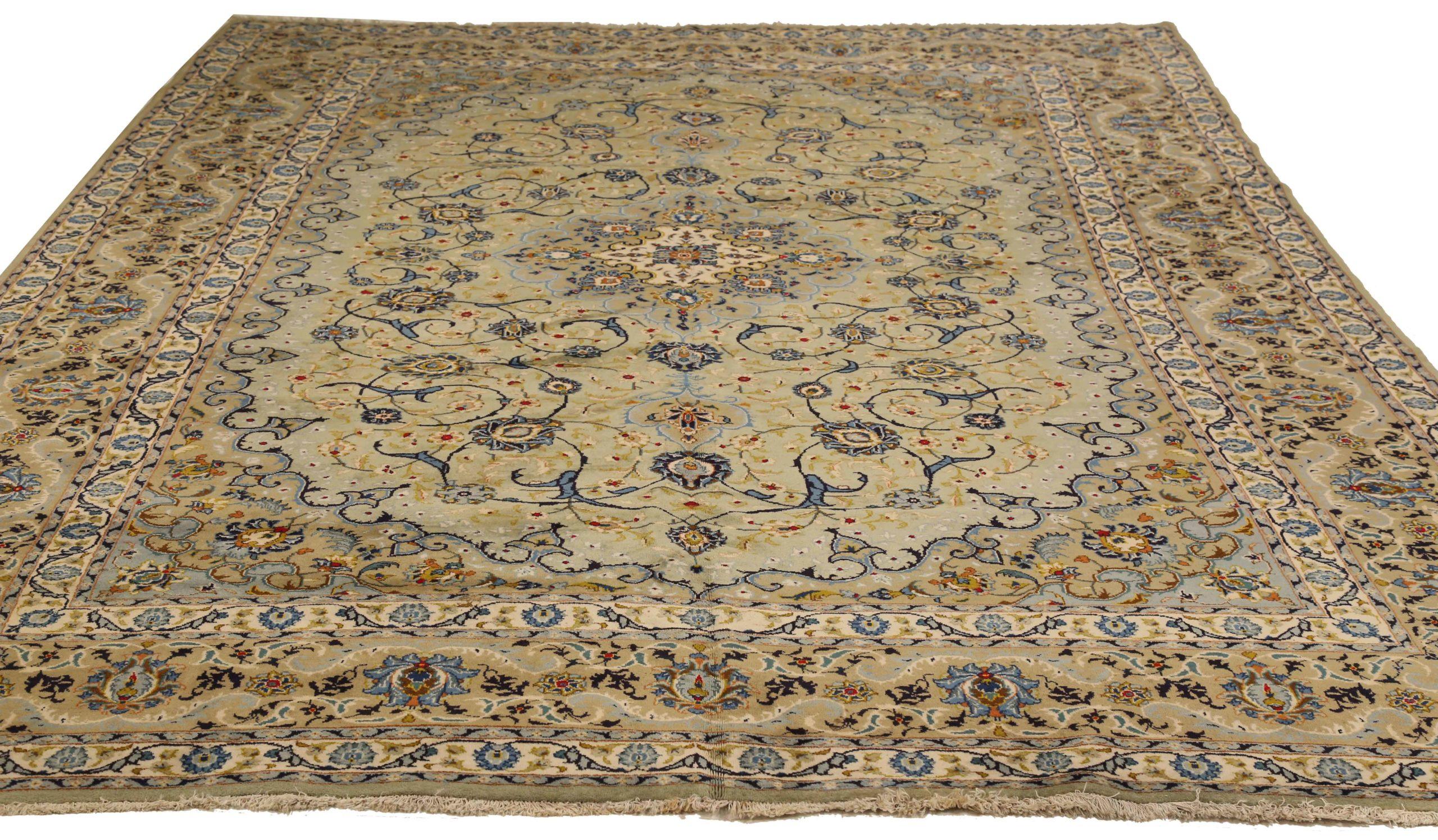 Découvrez l'élégance des tapis persans Kashan de Circa 1940. Conçu avec de la laine et du BlueGreenIvory, ce design exclusif est parfait pour mettre en valeur votre espace.