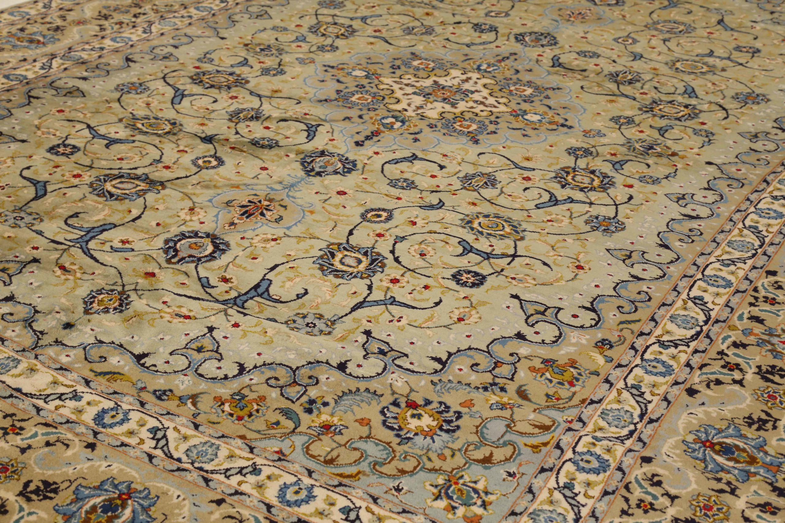 Asiatique Tapis persans de Kashan datant d'environ 1940, motif en laine bleu vert ivoire - 75242 en vente