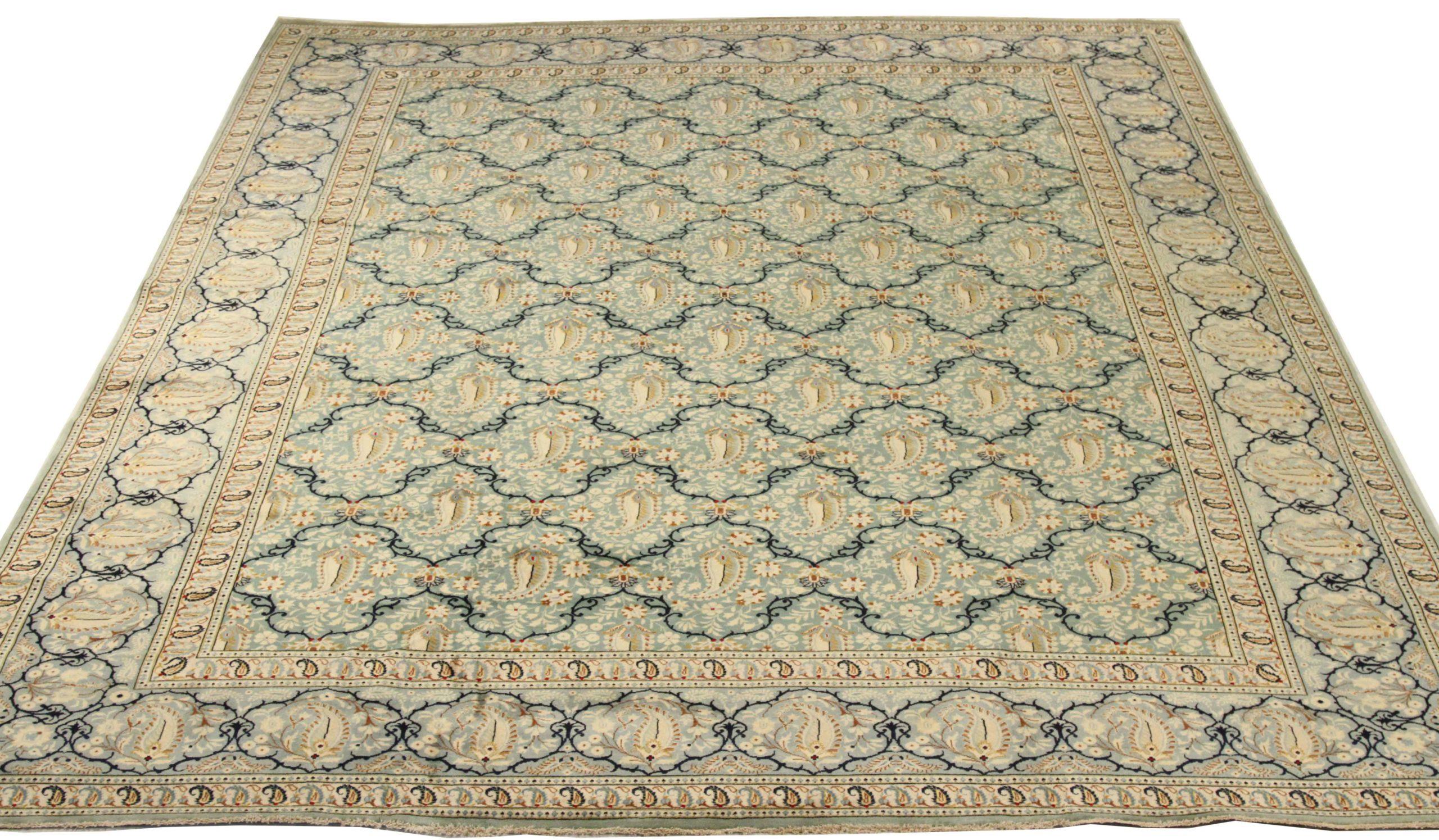 Entdecken Sie die Eleganz des persischen Kashan mit Teppichen von CIRCA 1940. Dieses exklusive Design aus Wolle und BlauElfenbeinMarineblau ist die perfekte Ergänzung für Ihren Raum.