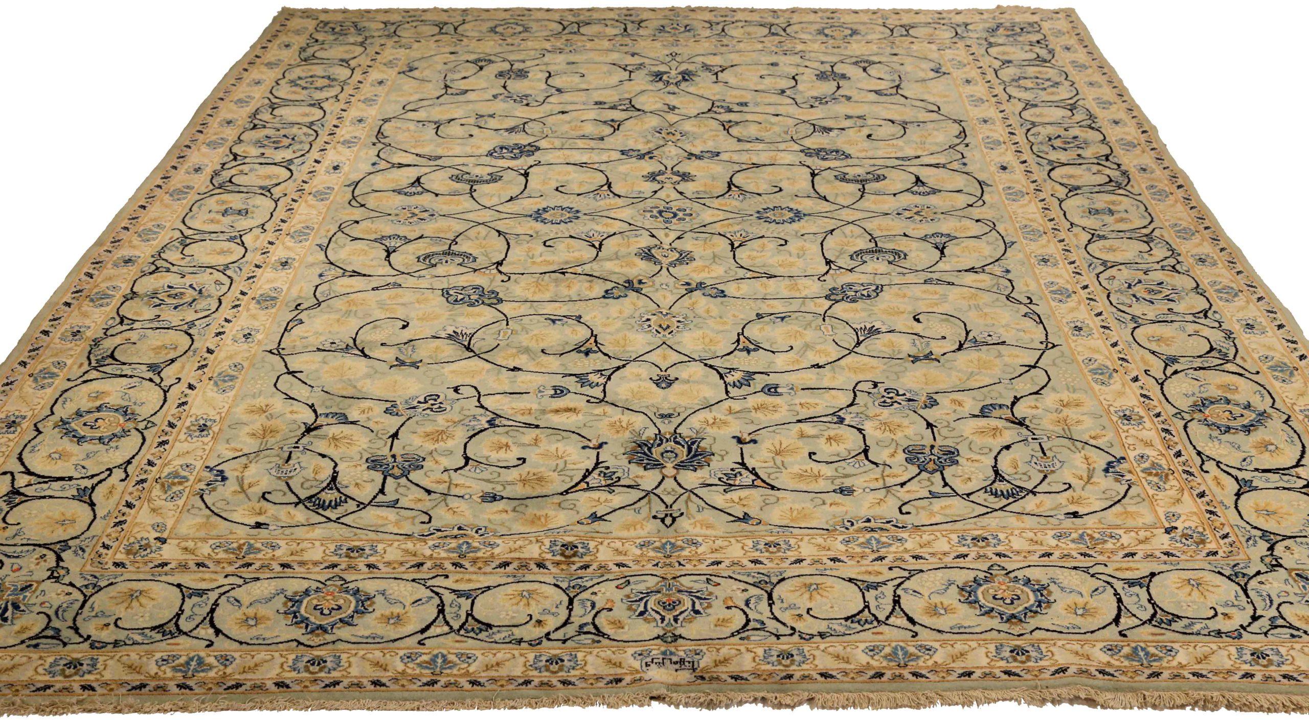 Découvrez l'élégance des tapis persans Kashan de Circa 1940. Conçu avec de la laine et du vert-bleu-marine-jaune, ce design exclusif est parfait pour mettre en valeur votre espace.