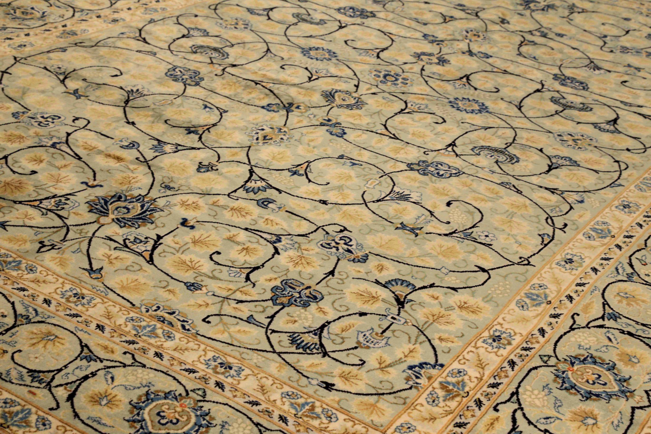 Asiatique Tapis persans de Kashan datant d'environ 1940, motif en laine vert bleu marine jaune - 75392 en vente