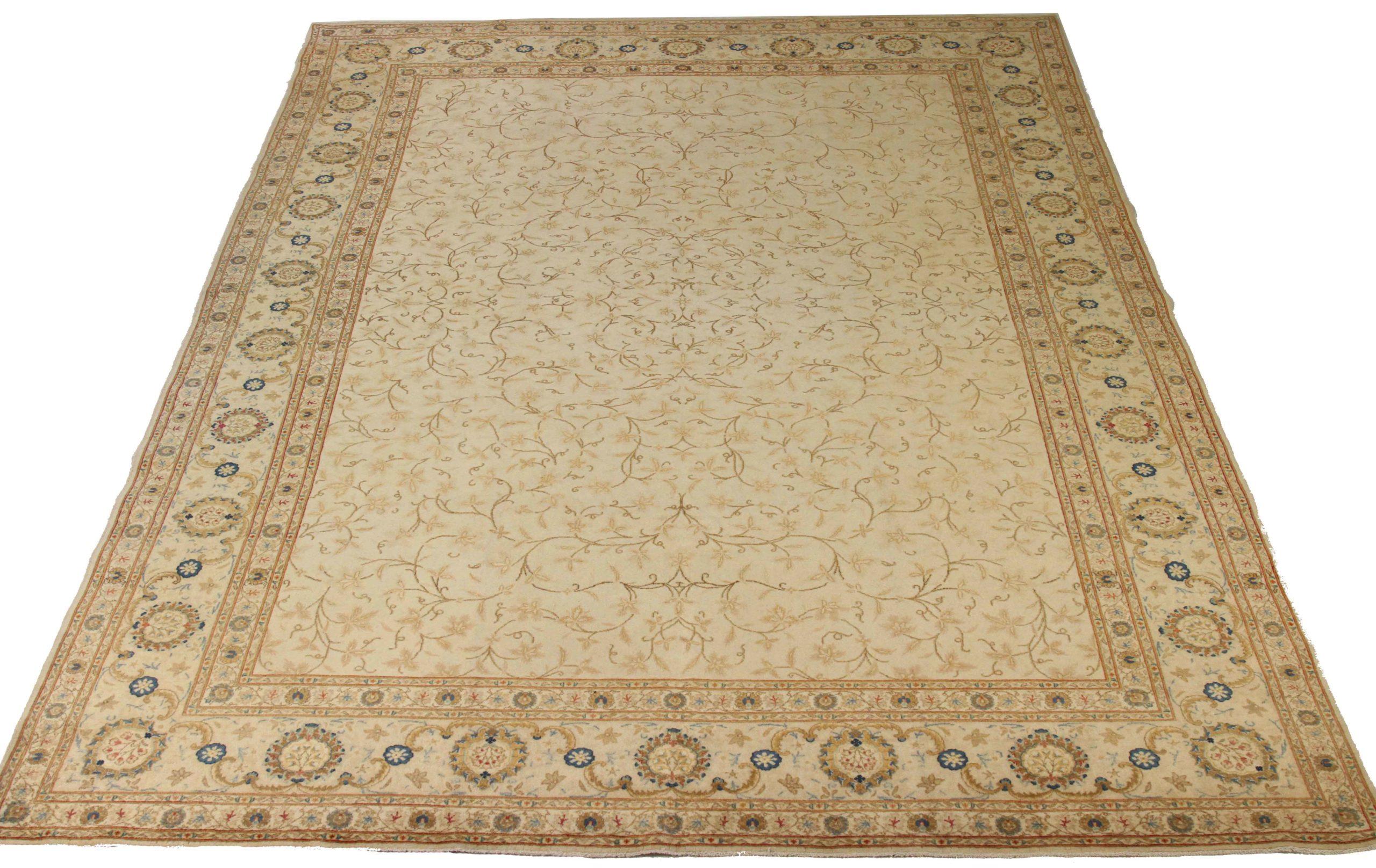 Scopri l'eleganza dei tappeti persiani Kashan. Progettato con una meticolosa attenzione ai dettagli, questo design esclusivo è perfetto per valorizzare il tuo spazio.
