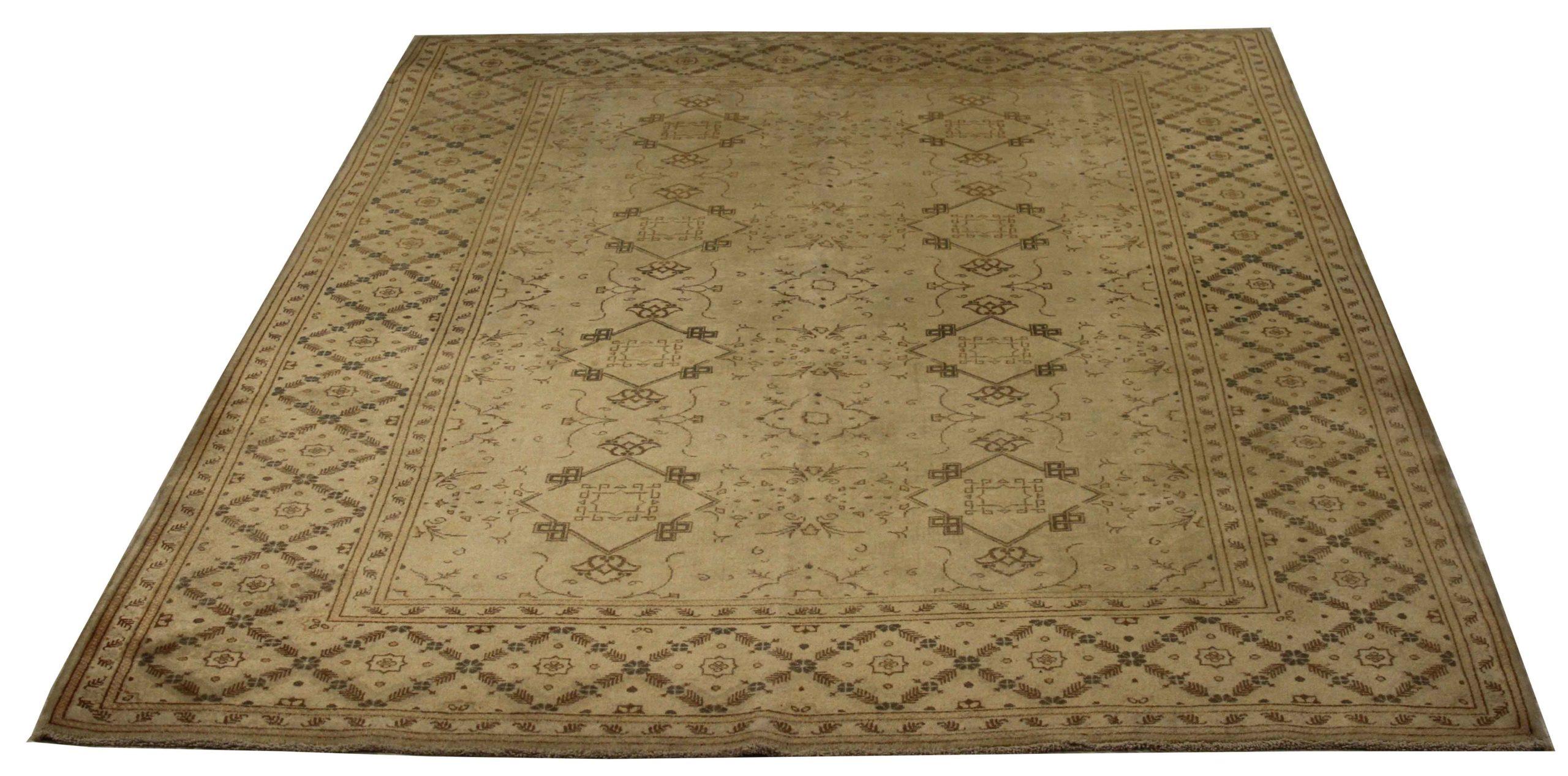 Scopri l'eleganza dei tappeti persiani Kashan. Progettato con una meticolosa attenzione ai dettagli, questo design esclusivo è perfetto per valorizzare il tuo spazio.