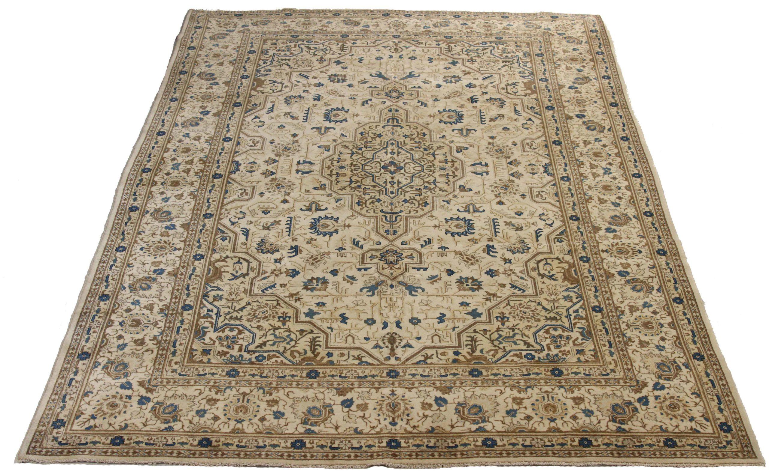 Scopri l'eleganza dei tappeti persiani Kashan. Progettato con una meticolosa attenzione ai dettagli, questo design esclusivo è perfetto per valorizzare il tuo spazio.