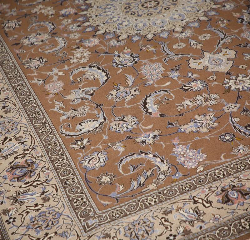 Scopri l'eleganza dei tappeti persiani Kashan. Progettato con una meticolosa attenzione ai dettagli, questo design esclusivo è perfetto per valorizzare il tuo spazio.
