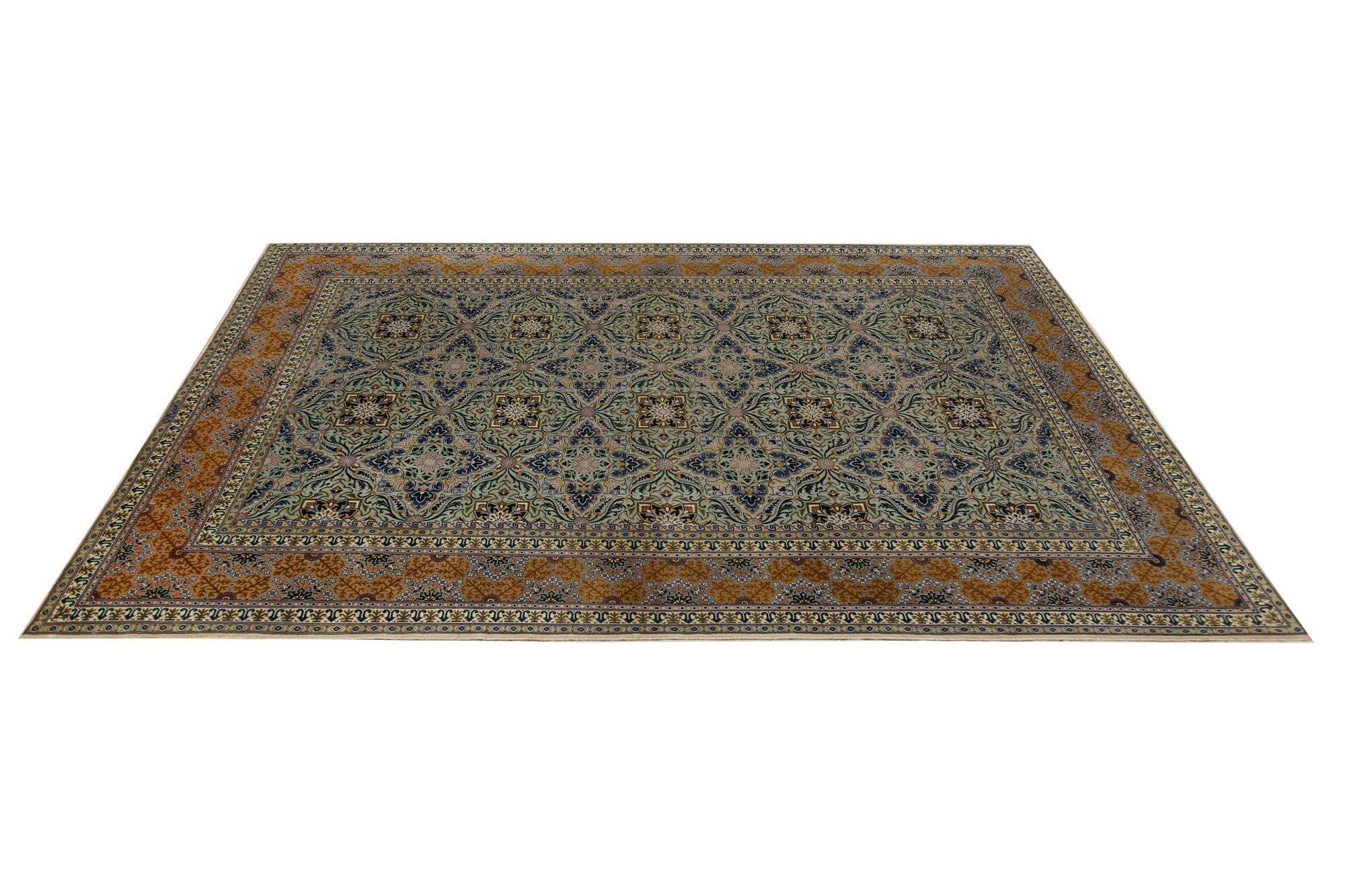 Scopri l'eleganza dei tappeti persiani Kashan, caratterizzati da un'area CIRCA del 1940. Progettato con lana e verde-avorio-arancio, questo design esclusivo è perfetto per valorizzare il tuo spazio.