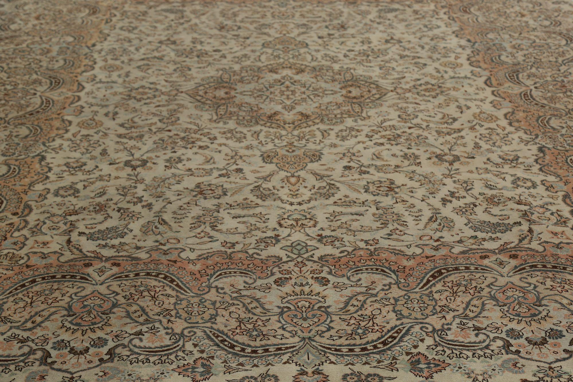 Entdecken Sie die Eleganz des persischen Kashan mit Teppichen von CIRCA 1940. Dieses exklusive Design aus Wolle und Elfenbein ist perfekt, um Ihren Raum zu verschönern.
