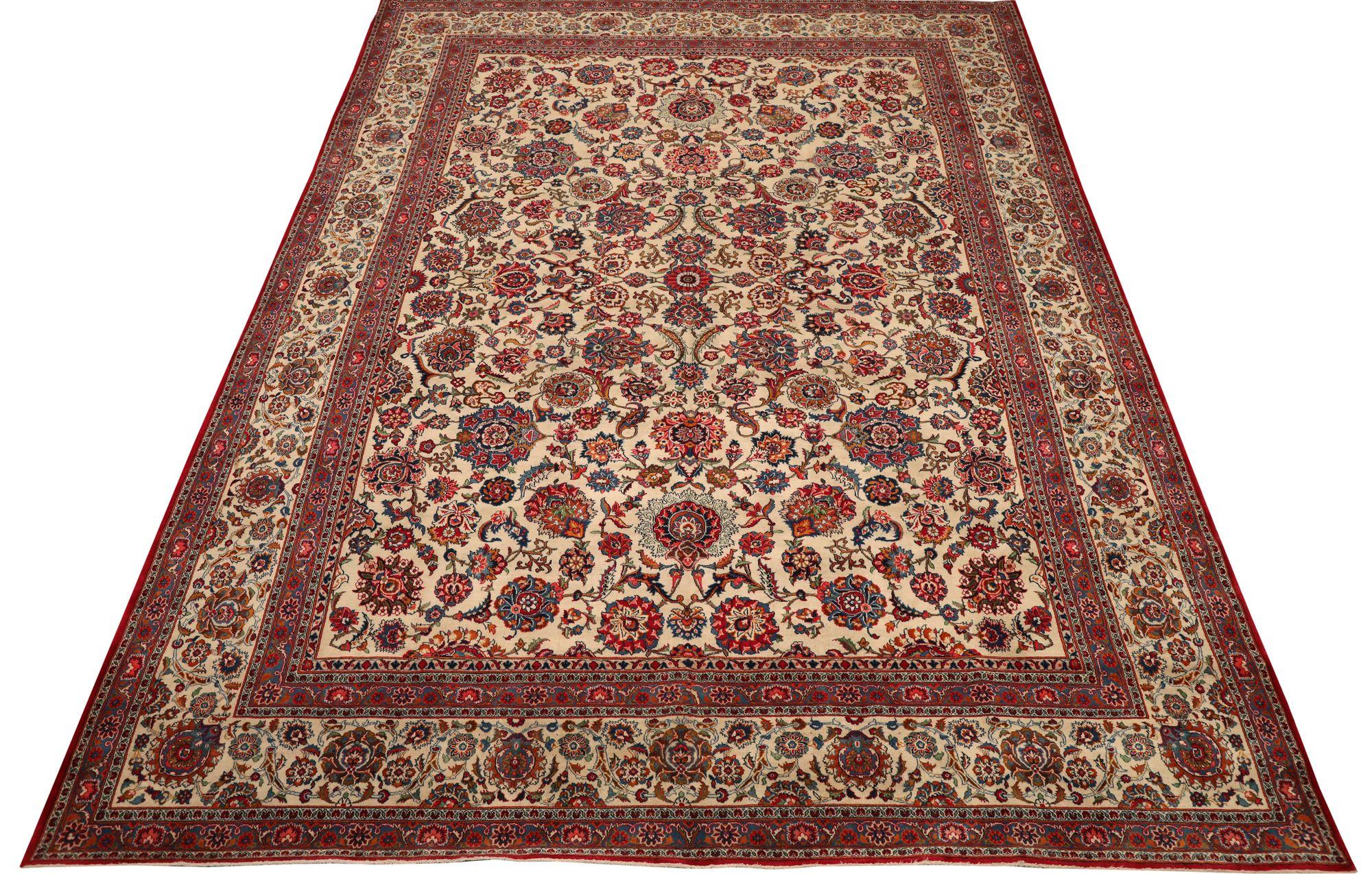 Entdecken Sie die Eleganz des persischen Kashan mit Teppichen von CIRCA 1940. Dieses exklusive Design aus Wolle und Elfenbein ist perfekt, um Ihren Raum zu verschönern.