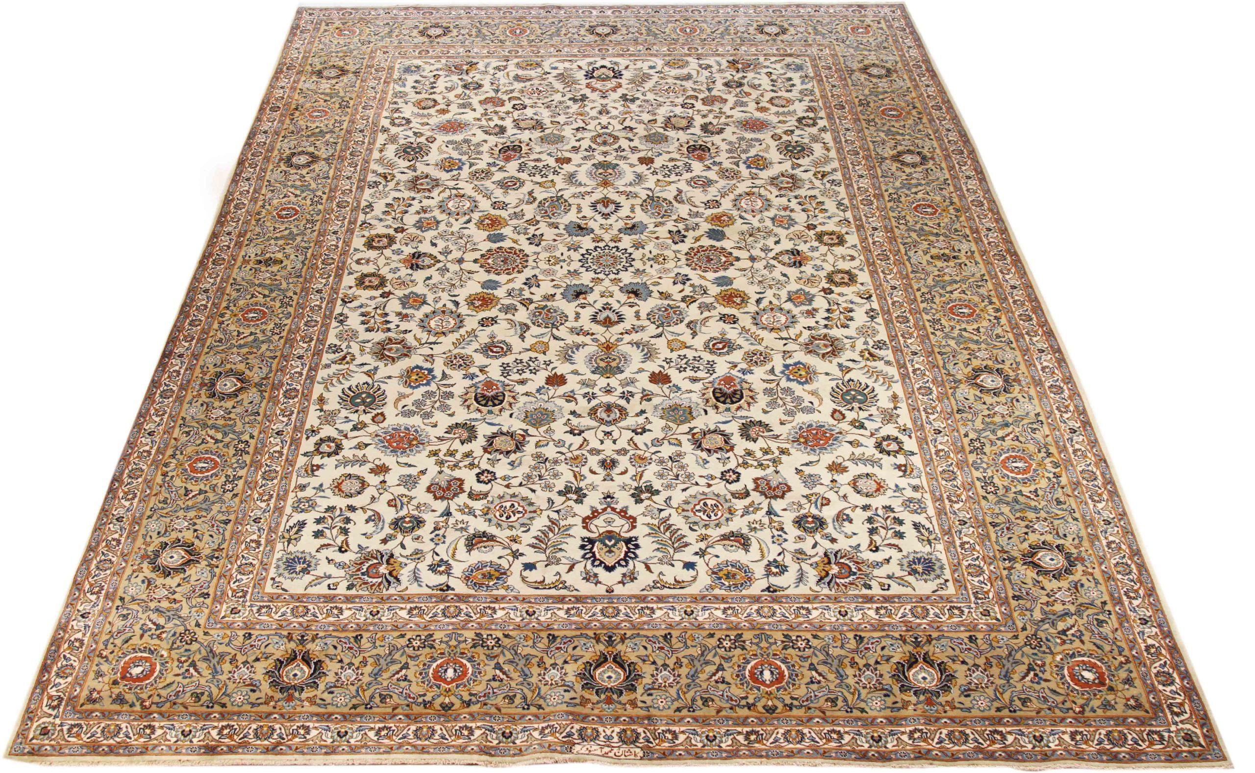 Entdecken Sie die Eleganz des persischen Kashan mit seiner wunderschönen Handwerkskunst aus der Zeit um 1880. Dieses exklusive Design, das mit viel Liebe zum Detail entworfen wurde, ist perfekt, um Ihren Raum zu verschönern.