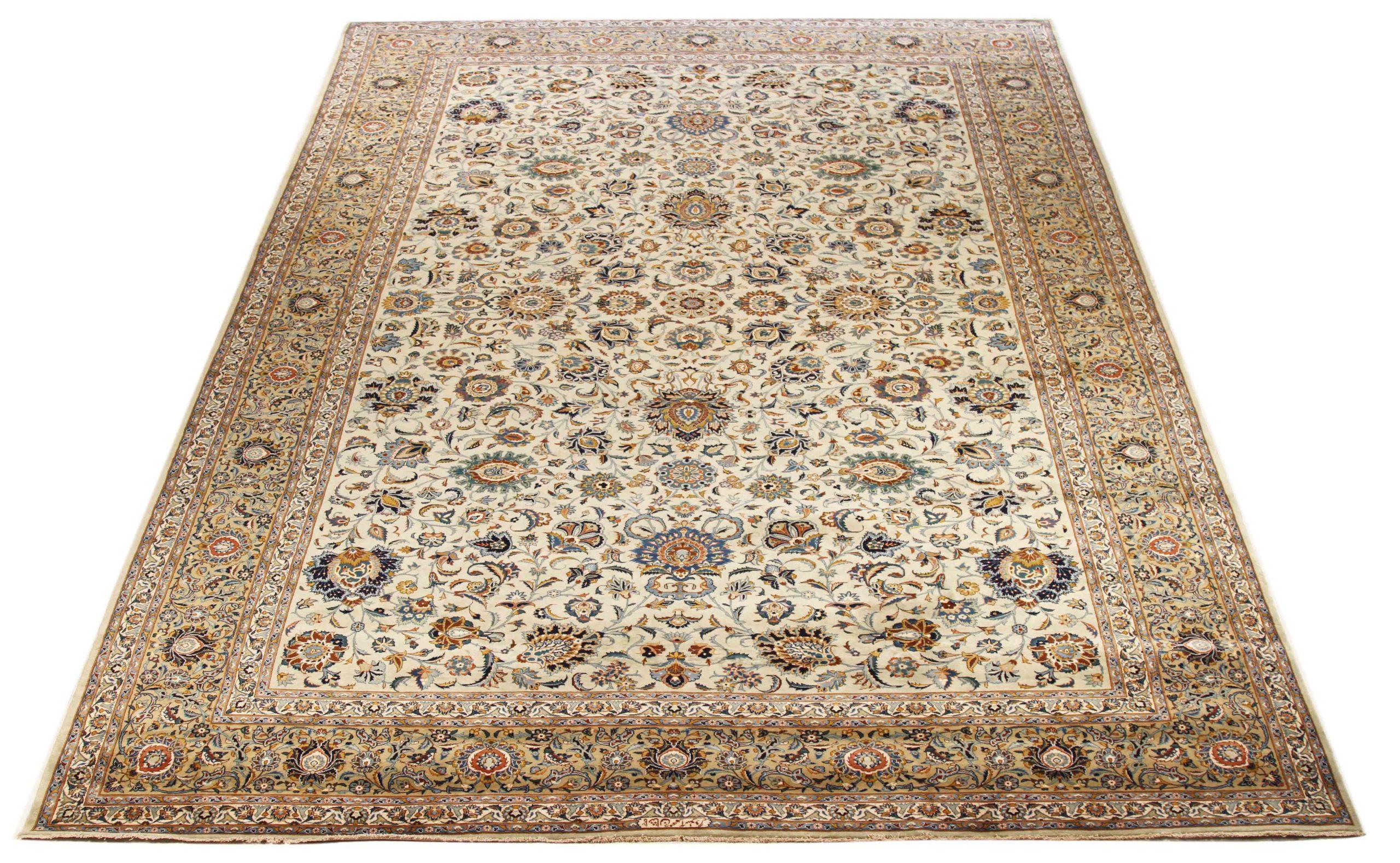 Entdecken Sie die Eleganz des persischen Kashan mit seiner wunderschönen Handwerkskunst aus der Zeit um 1880. Dieses exklusive Design, das mit viel Liebe zum Detail entworfen wurde, ist perfekt, um Ihren Raum zu verschönern.
