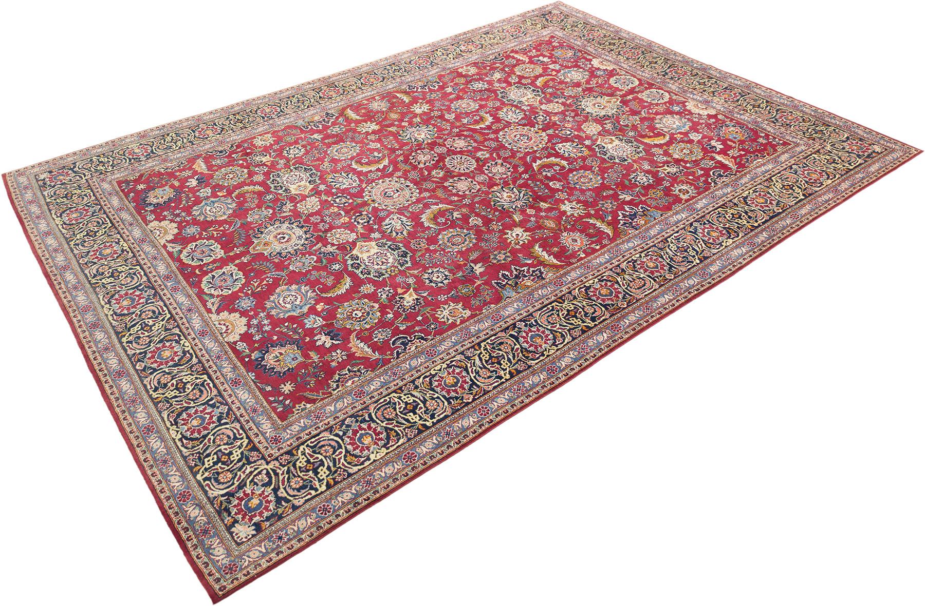 Handgeknüpfter persischer Kashan-Teppich, gewebt im Iran um 1950.

Dieser klassische Kashan zeichnet sich durch ein sattes rotes Feld aus, das mit einem eleganten floralen Allover-Muster verziert ist, das fein gezeichnete Palmetten, gewellte Blätter