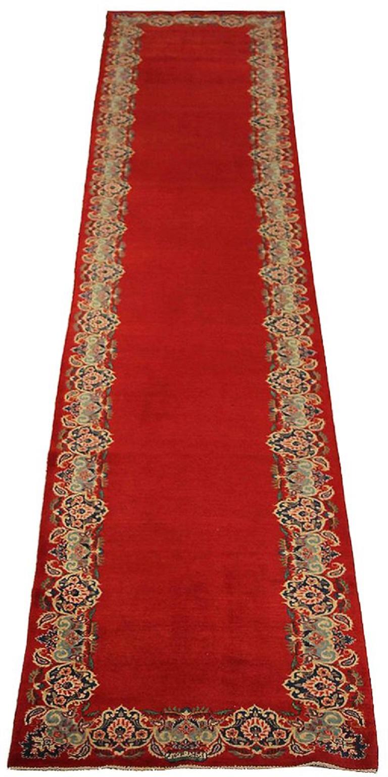 Entdecken Sie die Eleganz des persischen Kashan mit dem Läufer von CIRCA 1940. Dieses exklusive Design aus Wolle und Elfenbeinrot ist perfekt, um Ihren Raum zu verschönern.