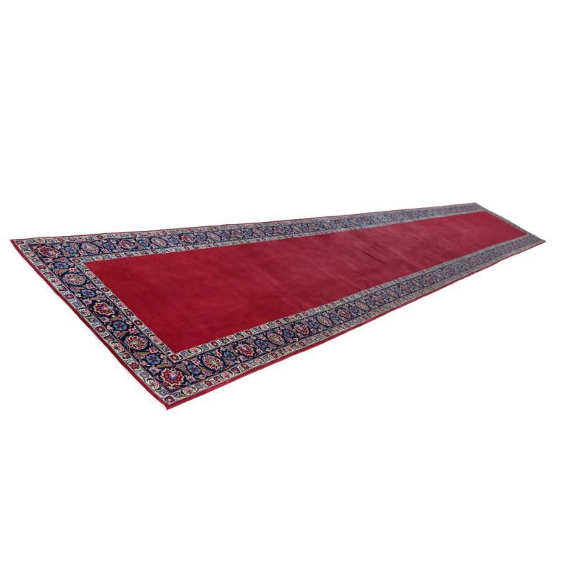 Entdecken Sie die Eleganz des persischen Kashan mit dem Läufer von CIRCA 1940. Dieses exklusive Design aus Wolle und Rot ist perfekt, um Ihren Raum zu verschönern.