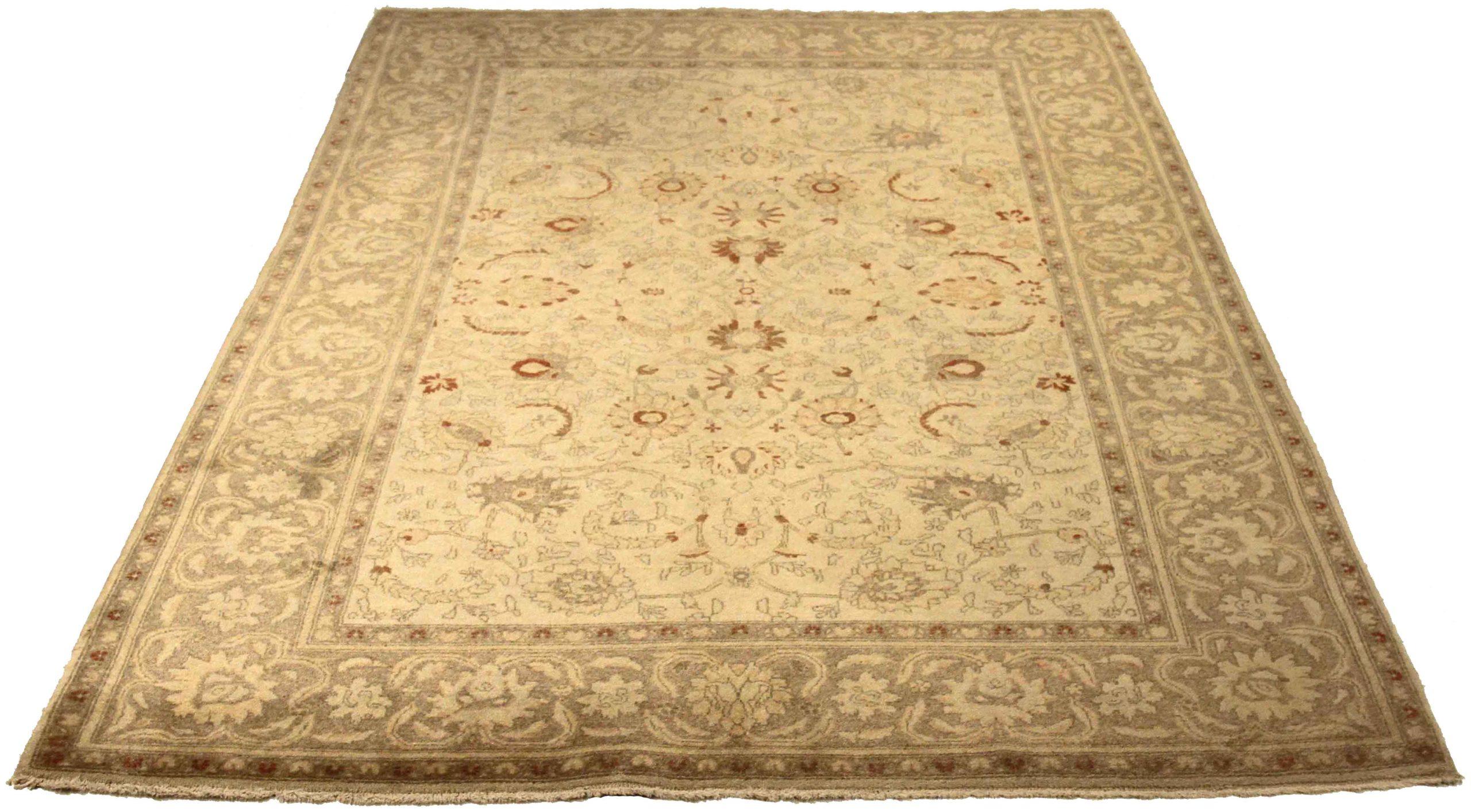 Entdecken Sie die Eleganz des persischen Kashan mit dem kleinen Teppich von CIRCA 1910. Dieses exklusive Design aus Wolle und Braun-Elfenbein-Taupe ist perfekt, um Ihren Raum zu verschönern.