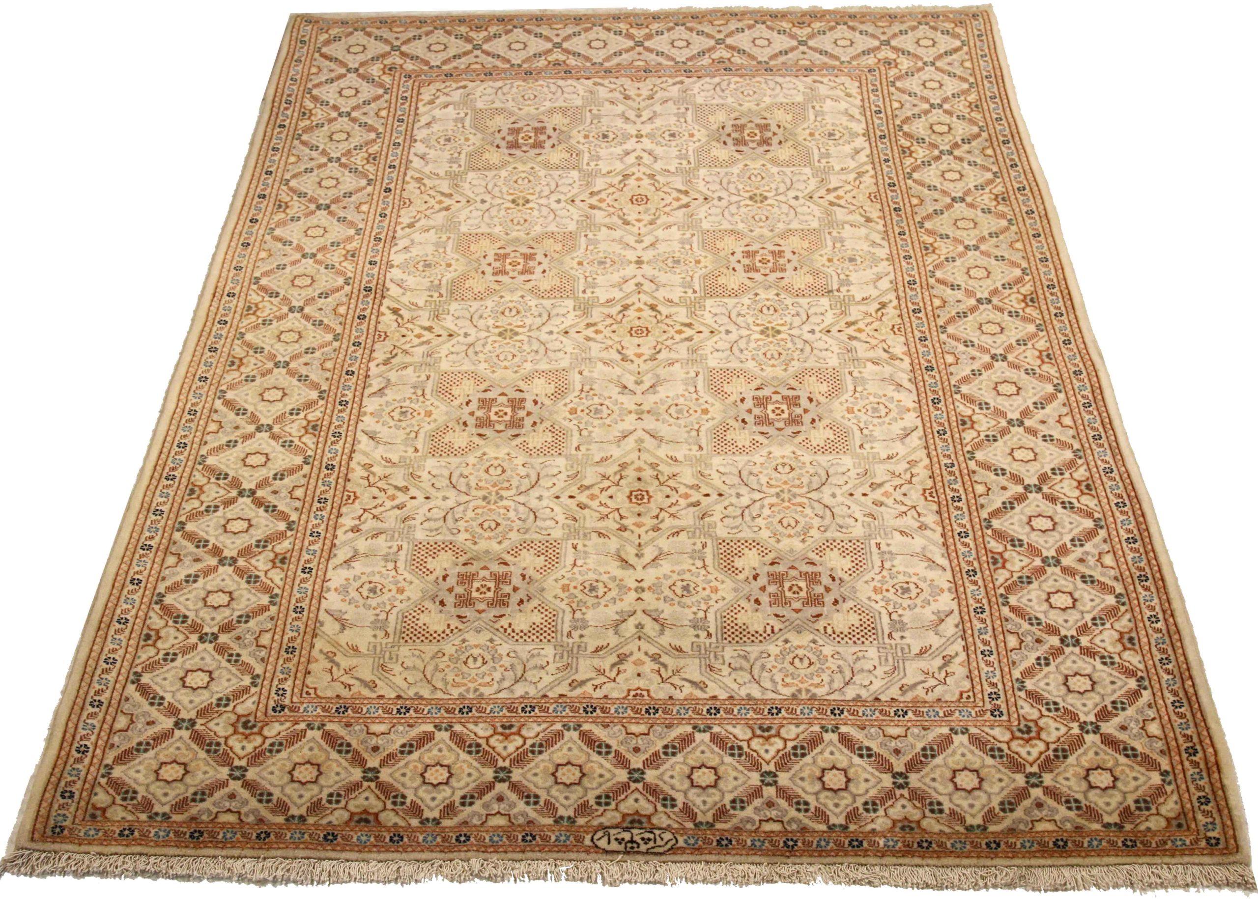 Entdecken Sie die Eleganz des persischen Kashan mit dem kleinen Teppich von CIRCA 1940. Dieses exklusive Design aus Wolle und Elfenbeinrot-Gelb ist perfekt, um Ihren Raum zu verschönern.