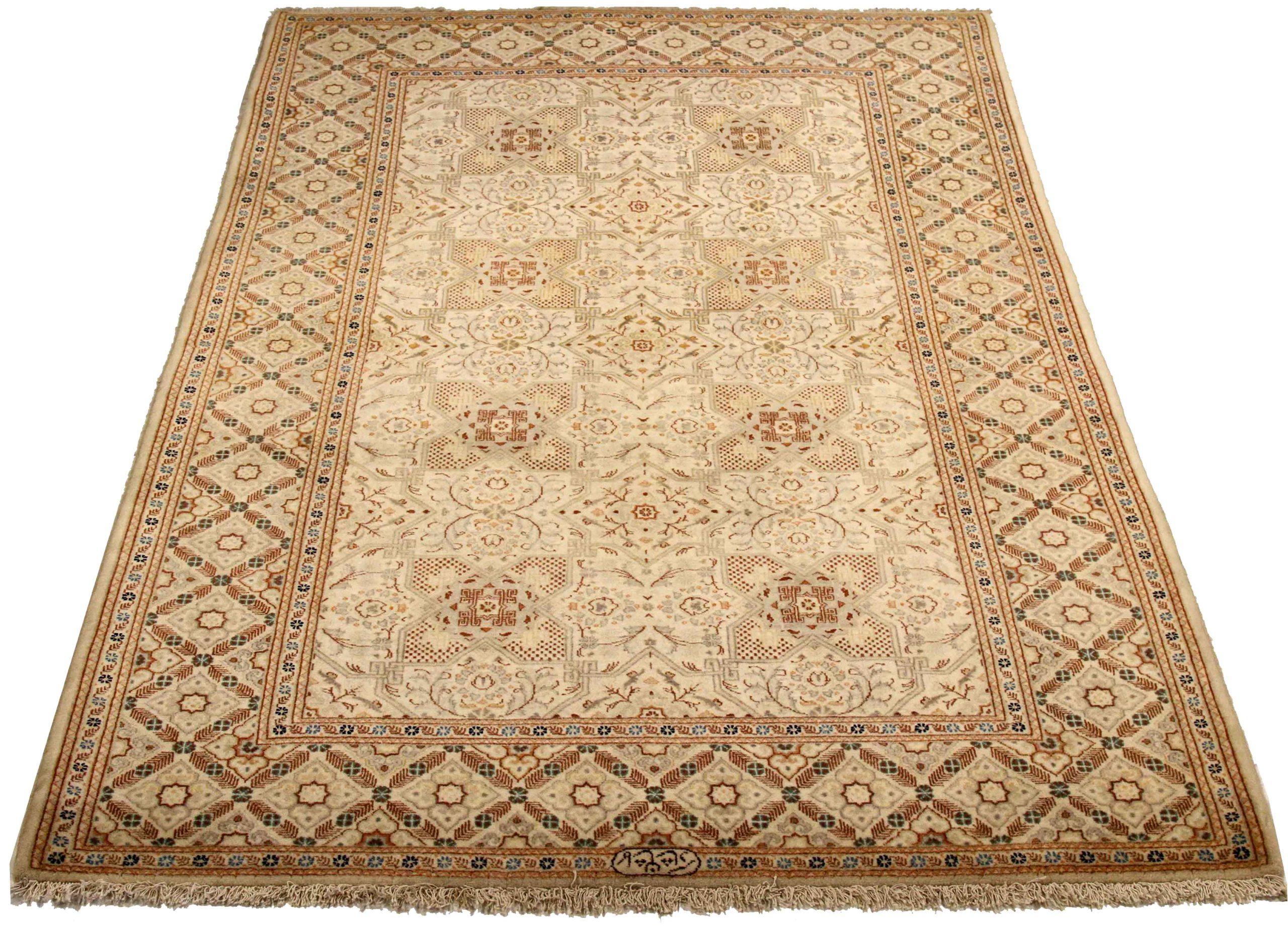 Entdecken Sie die Eleganz des persischen Kashan mit dem kleinen Teppich von CIRCA 1940. Dieses exklusive Design aus Wolle und Elfenbeingelb ist perfekt, um Ihren Raum zu verschönern.