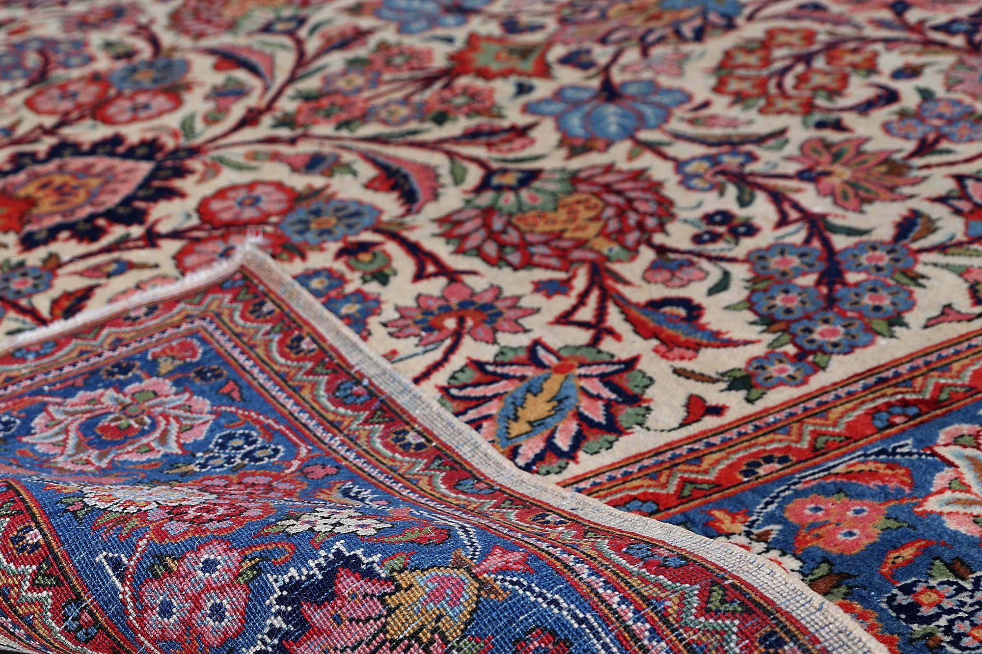 Entdecken Sie die Eleganz des persischen Kashan mit dem kleinen Teppich von CIRCA 1940. Dieses exklusive Design aus Wolle und Blau-Elfenbein eignet sich perfekt, um Ihren Raum zu verschönern.